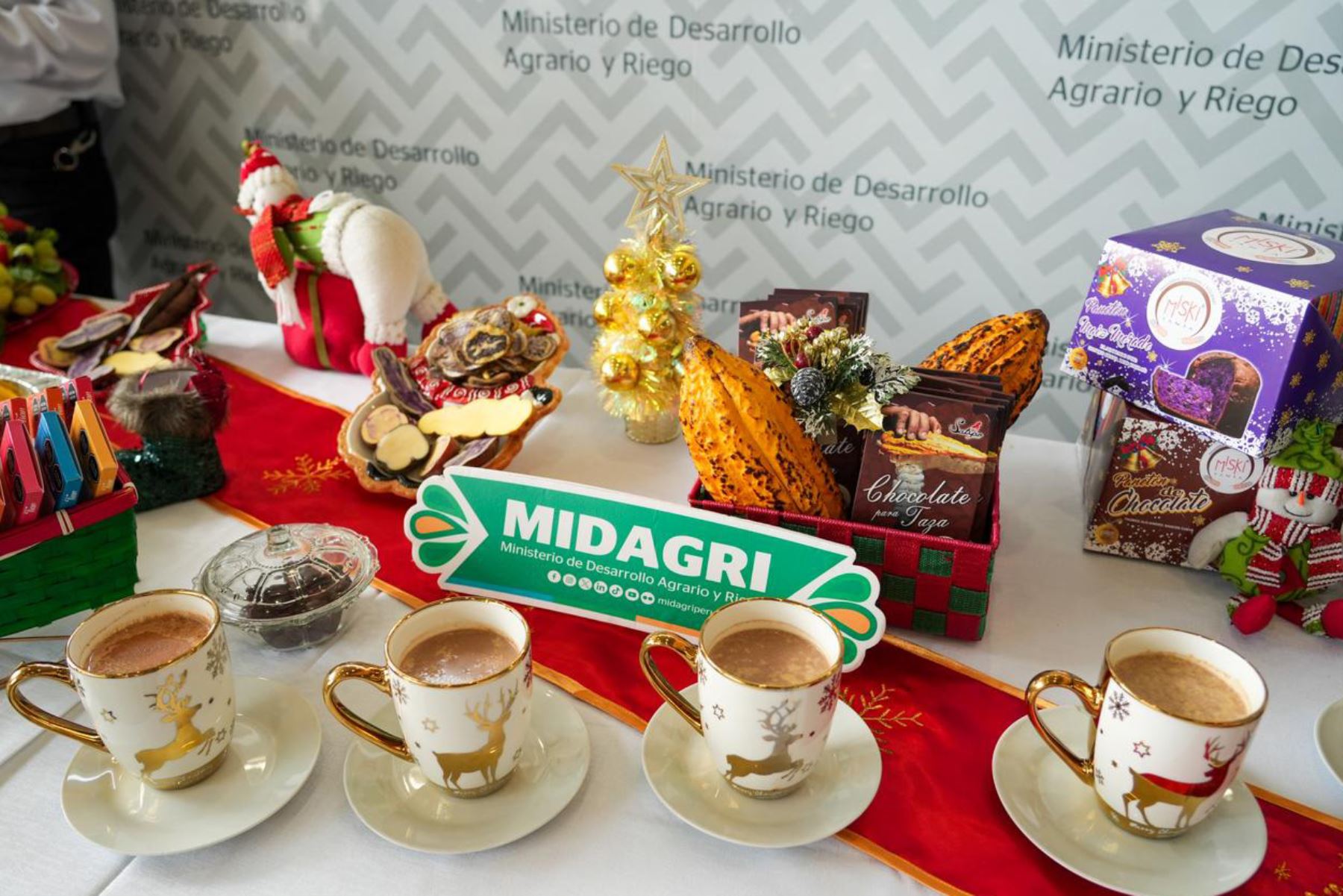 La mesa navideña incluye panetones artesanales elaborados con café, cacao, maíz morado y quinua, así como chocolate en taza para compartir en familia.  Foto:ANDINA/Difusión