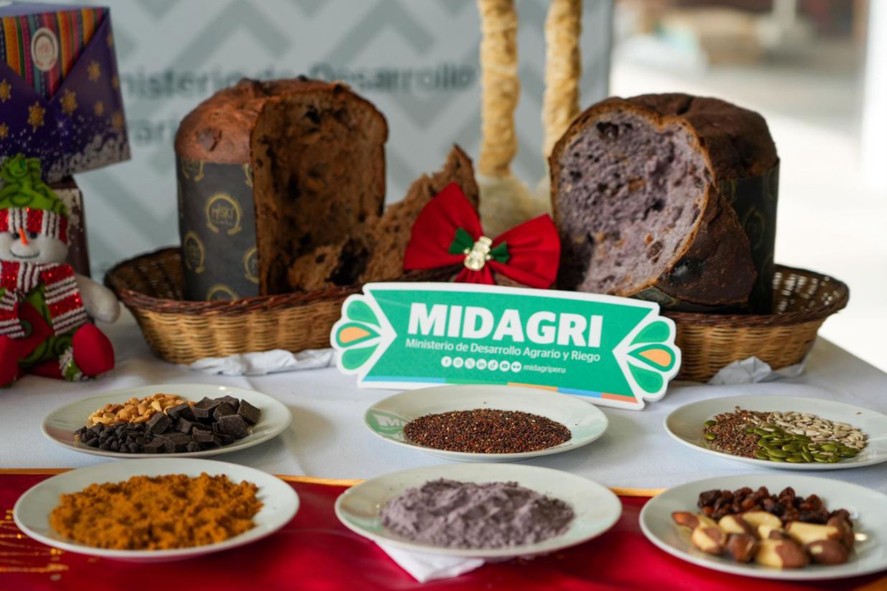 Esta iniciativa resalta el aporte de la agricultura familiar, que representa el 97 % de las unidades agropecuarias del país, es decir, más de 2.1 millones de productores y productoras, quienes abastecen aproximadamente el 60 % de los alimentos que consume la población peruana, según cifras oficiales del MIDAGRI.Foto:ANDINA/Difusión