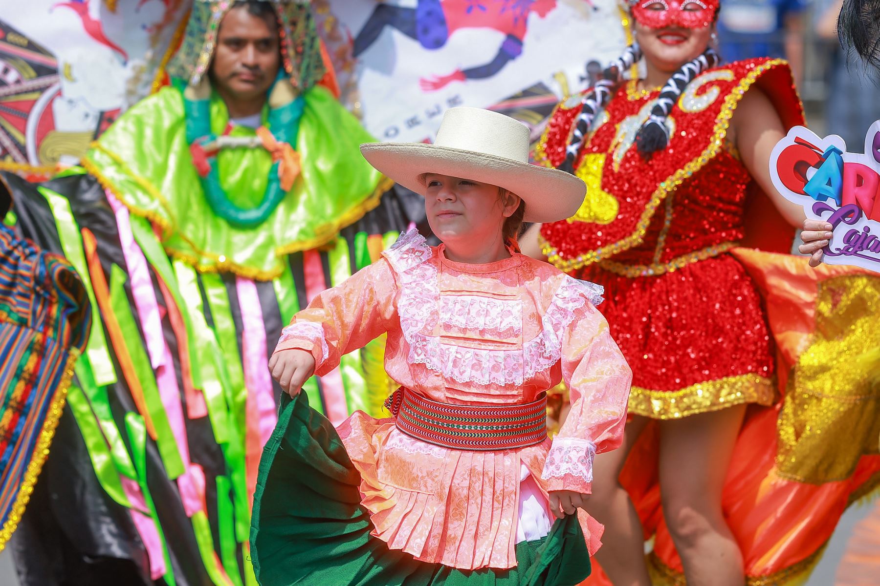 El presidente José Jerí Oré participó en la feria “Más cerca del Perú” en la Plaza de Armas de Lima, donde se destacó la cultura de Cajamarca a través de danzas del carnaval, artesanía y emprendimientos, reafirmando el orgullo por las raíces y la identidad del país. Foto: Presidencia