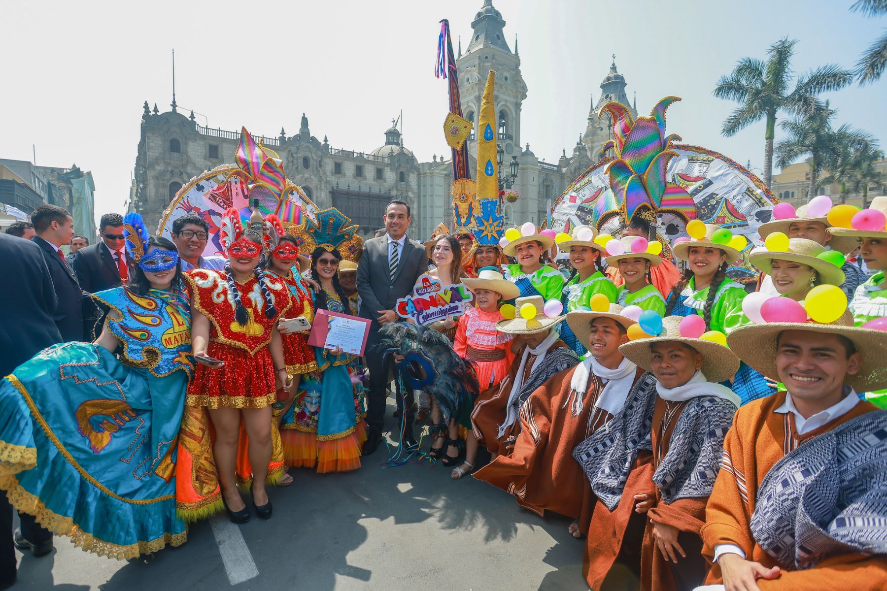 El presidente José Jerí Oré participó en la feria “Más cerca del Perú” en la Plaza de Armas de Lima, donde se destacó la cultura de Cajamarca a través de danzas del carnaval, artesanía y emprendimientos, reafirmando el orgullo por las raíces y la identidad del país. Foto: Presidencia