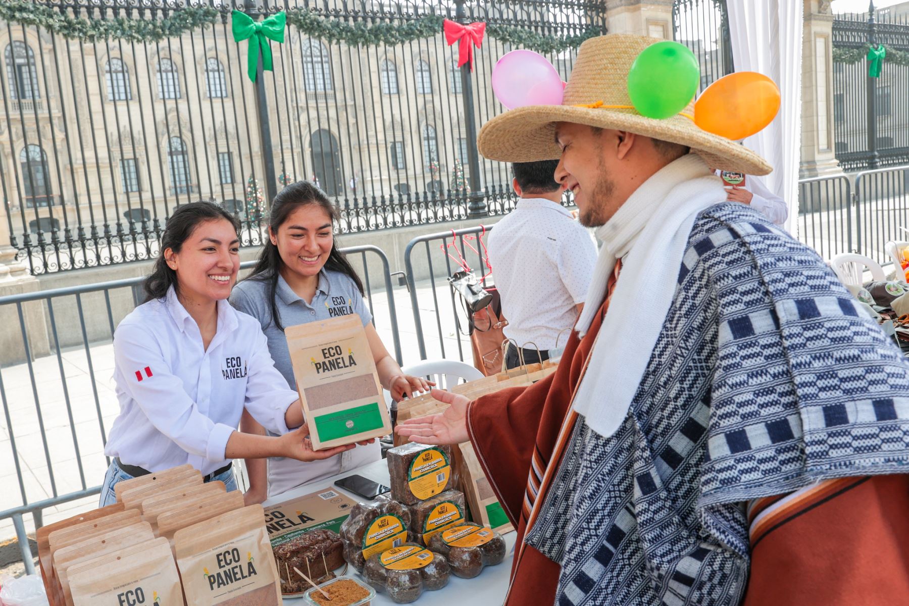 El presidente José Jerí Oré participó en la feria “Más cerca del Perú” en la Plaza de Armas de Lima, donde se destacó la cultura de Cajamarca a través de danzas del carnaval, artesanía y emprendimientos, reafirmando el orgullo por las raíces y la identidad del país. Foto: Presidencia