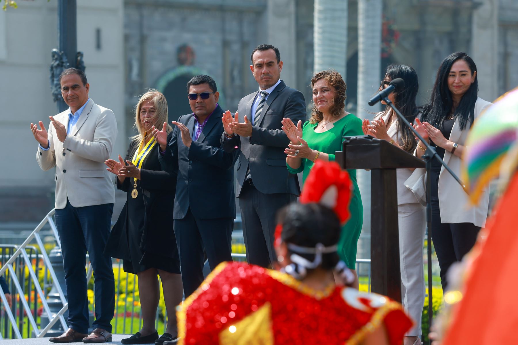 El presidente José Jerí Oré participó en la feria “Más cerca del Perú” en la Plaza de Armas de Lima, donde se destacó la cultura de Cajamarca a través de danzas del carnaval, artesanía y emprendimientos, reafirmando el orgullo por las raíces y la identidad del país. Foto: Presidencia