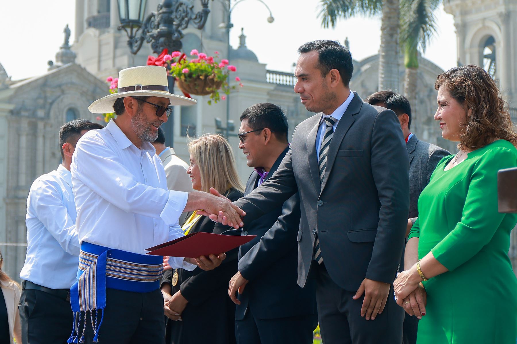 El presidente José Jerí Oré participó en la feria “Más cerca del Perú” en la Plaza de Armas de Lima, donde se destacó la cultura de Cajamarca a través de danzas del carnaval, artesanía y emprendimientos, reafirmando el orgullo por las raíces y la identidad del país. Foto: Presidencia