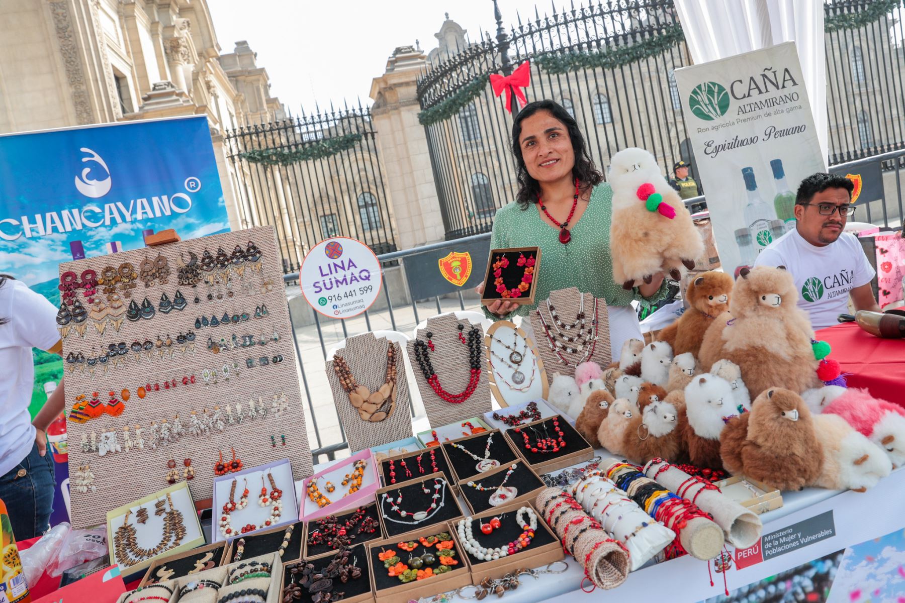 El presidente José Jerí Oré participó en la feria “Más cerca del Perú” en la Plaza de Armas de Lima, donde se destacó la cultura de Cajamarca a través de danzas del carnaval, artesanía y emprendimientos, reafirmando el orgullo por las raíces y la identidad del país. Foto: Presidencia