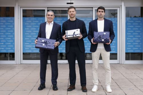 Los entrenadores de las distintas secciones del Real Madrid, Xabi Alonso (c), Sergio Scariolo (i) y Pau Quesada visitan este viernes el Hospital Universitario Sanitas La Moraleja para entregar los juguetes y regalos de Navidad a los niños. Foto: EFE