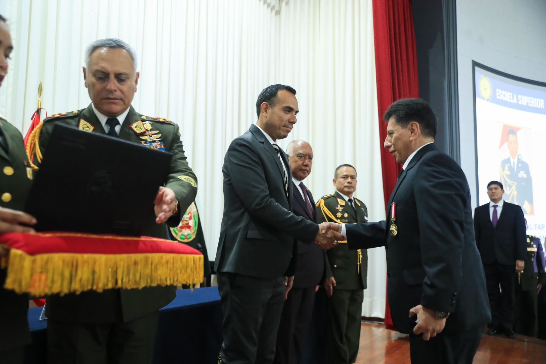 El presidente José Jerí participó en la ceremonia de clausura del XXI Programa de Comando y Estado Mayor de la Escuela Superior Conjunta de las Fuerzas Armadas, donde oficiales superiores fortalecen sus capacidades estratégicas, operacionales y de liderazgo. Foto: Presidencia