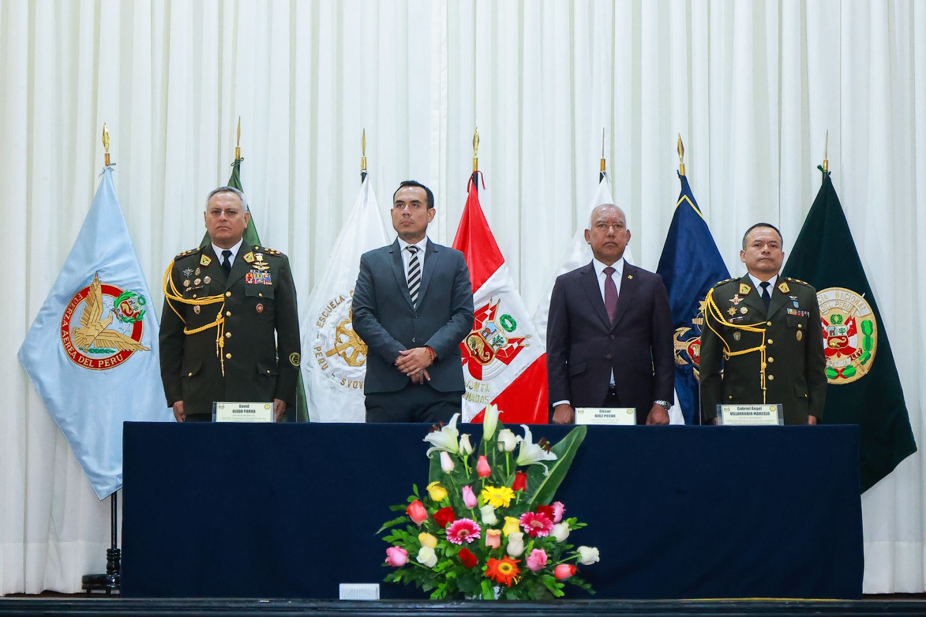 El presidente José Jerí participó en la ceremonia de clausura del XXI Programa de Comando y Estado Mayor de la Escuela Superior Conjunta de las Fuerzas Armadas, donde oficiales superiores fortalecen sus capacidades estratégicas, operacionales y de liderazgo. Foto: Presidencia
