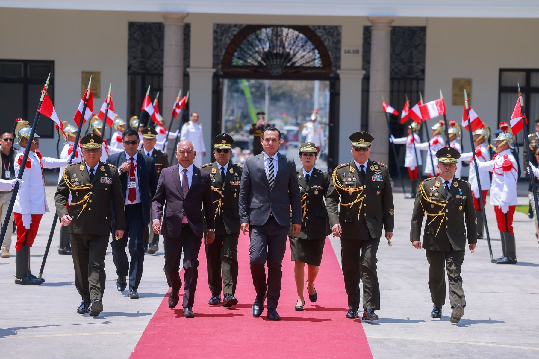 El presidente José Jerí participó en la ceremonia de clausura del XXI Programa de Comando y Estado Mayor de la Escuela Superior Conjunta de las Fuerzas Armadas, donde oficiales superiores fortalecen sus capacidades estratégicas, operacionales y de liderazgo. Foto: Presidencia