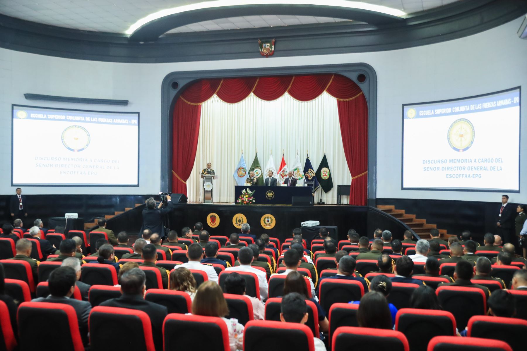 El presidente José Jerí participó en la ceremonia de clausura del XXI Programa de Comando y Estado Mayor de la Escuela Superior Conjunta de las Fuerzas Armadas, donde oficiales superiores fortalecen sus capacidades estratégicas, operacionales y de liderazgo. Foto: Presidencia