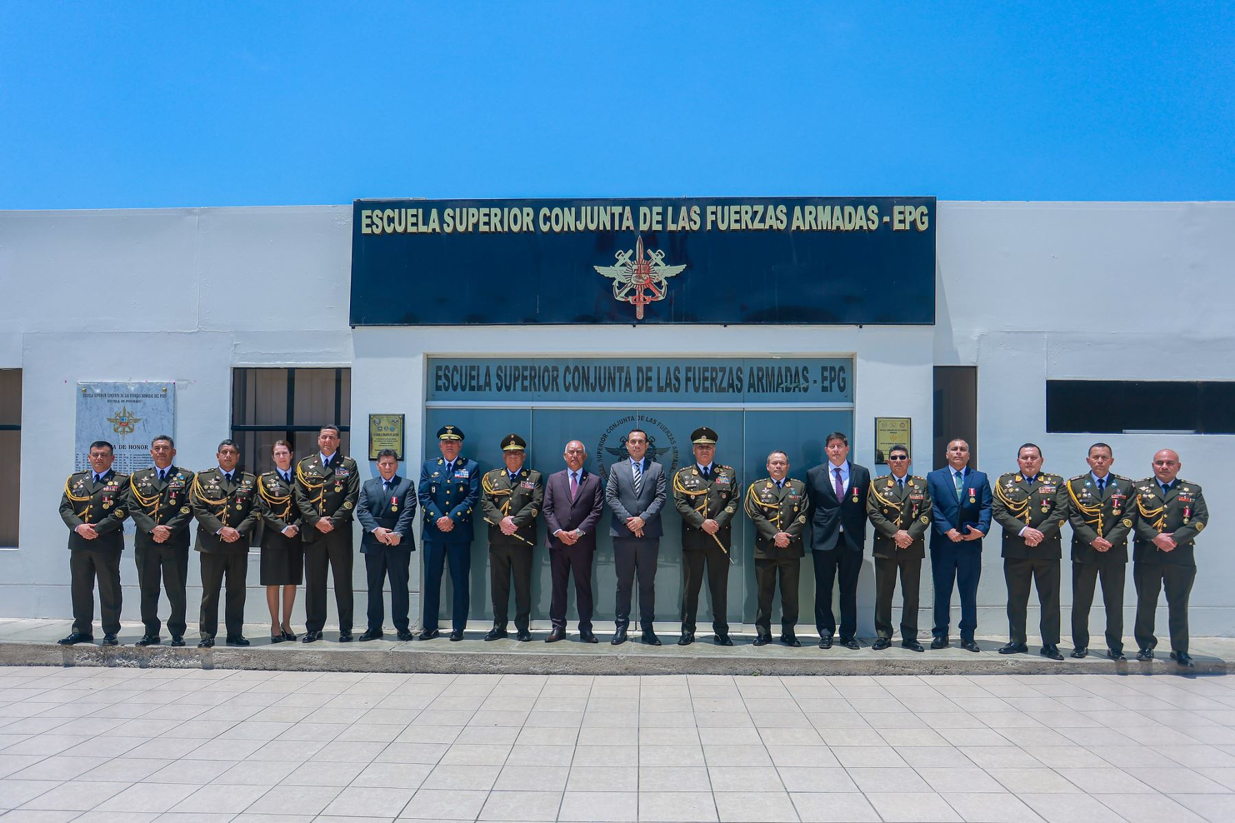 El presidente José Jerí participó en la ceremonia de clausura del XXI Programa de Comando y Estado Mayor de la Escuela Superior Conjunta de las Fuerzas Armadas, donde oficiales superiores fortalecen sus capacidades estratégicas, operacionales y de liderazgo. Foto: Presidencia