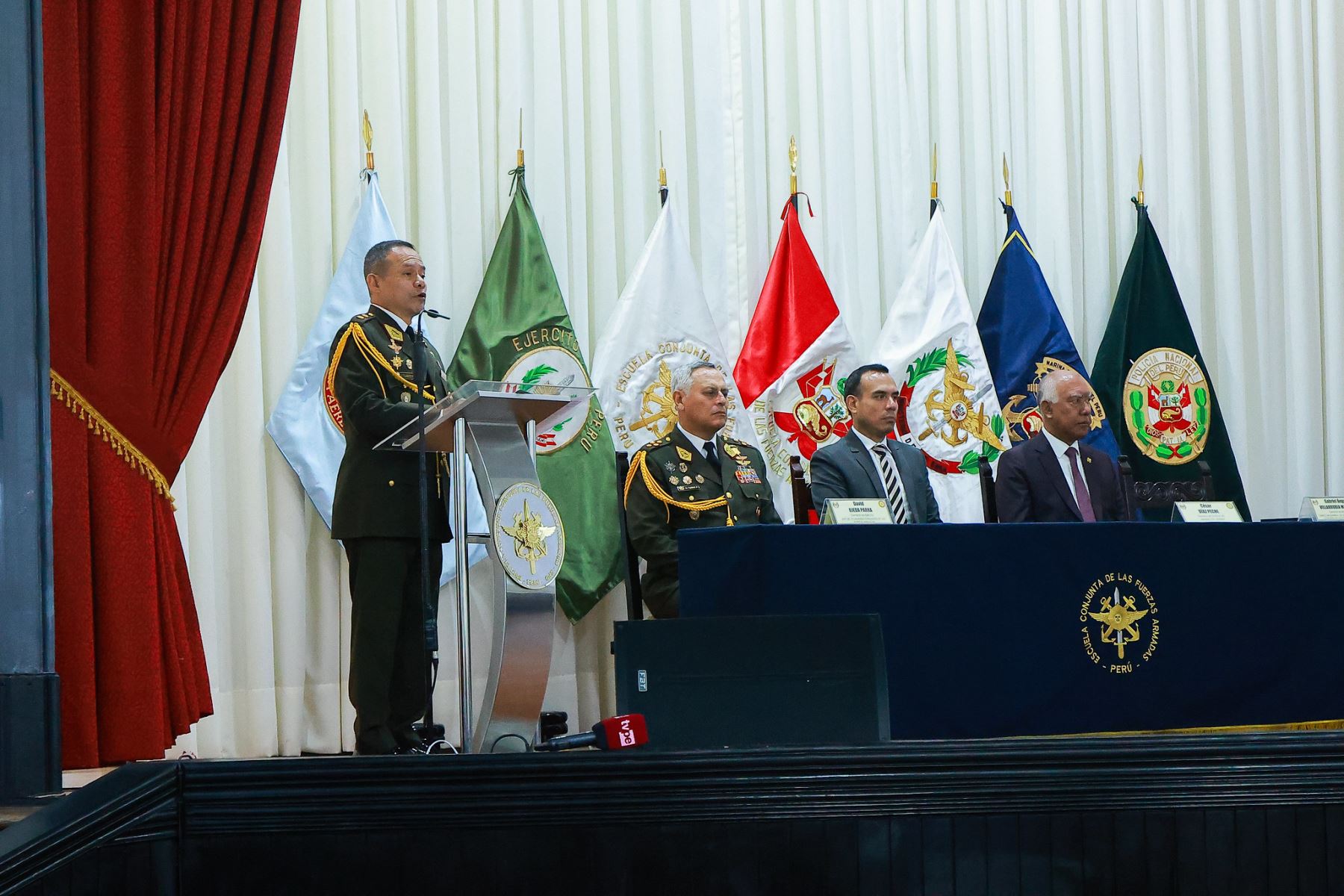 El presidente José Jerí participó en la ceremonia de clausura del XXI Programa de Comando y Estado Mayor de la Escuela Superior Conjunta de las Fuerzas Armadas, donde oficiales superiores fortalecen sus capacidades estratégicas, operacionales y de liderazgo. Foto: Presidencia