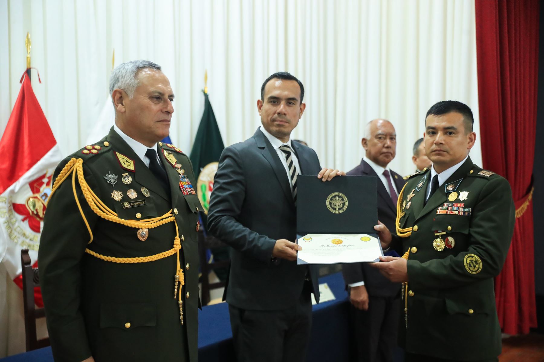 El presidente José Jerí participó en la ceremonia de clausura del XXI Programa de Comando y Estado Mayor de la Escuela Superior Conjunta de las Fuerzas Armadas, donde oficiales superiores fortalecen sus capacidades estratégicas, operacionales y de liderazgo. Foto: Presidencia