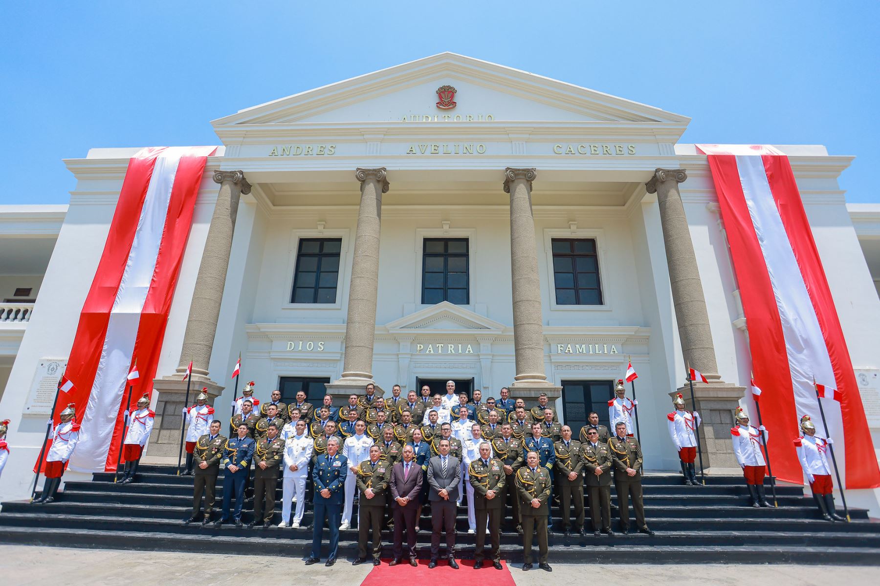 El presidente José Jerí participó en la ceremonia de clausura del XXI Programa de Comando y Estado Mayor de la Escuela Superior Conjunta de las Fuerzas Armadas, donde oficiales superiores fortalecen sus capacidades estratégicas, operacionales y de liderazgo. Foto: Presidencia