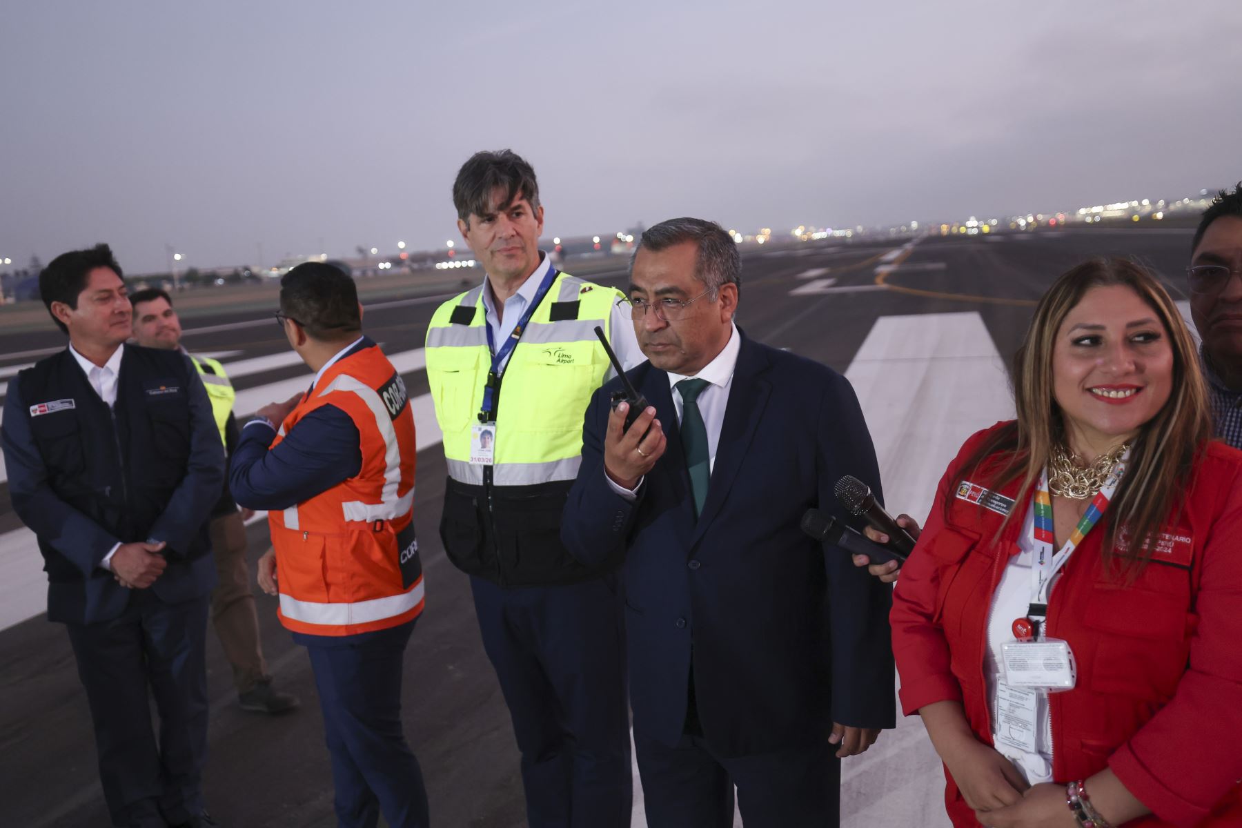 Con el objetivo de fortalecer la seguridad aérea y modernizar la principal infraestructura aeroportuaria del país, el ministro de Transportes y Comunicaciones, Aldo Prieto Barrera, encabezó la puesta en operación de la pista 1 de aterrizaje (16L-34R) y la inauguración del nuevo sistema de luces del Aeropuerto Internacional Jorge Chávez. Foto: MTC/Michael Ramón