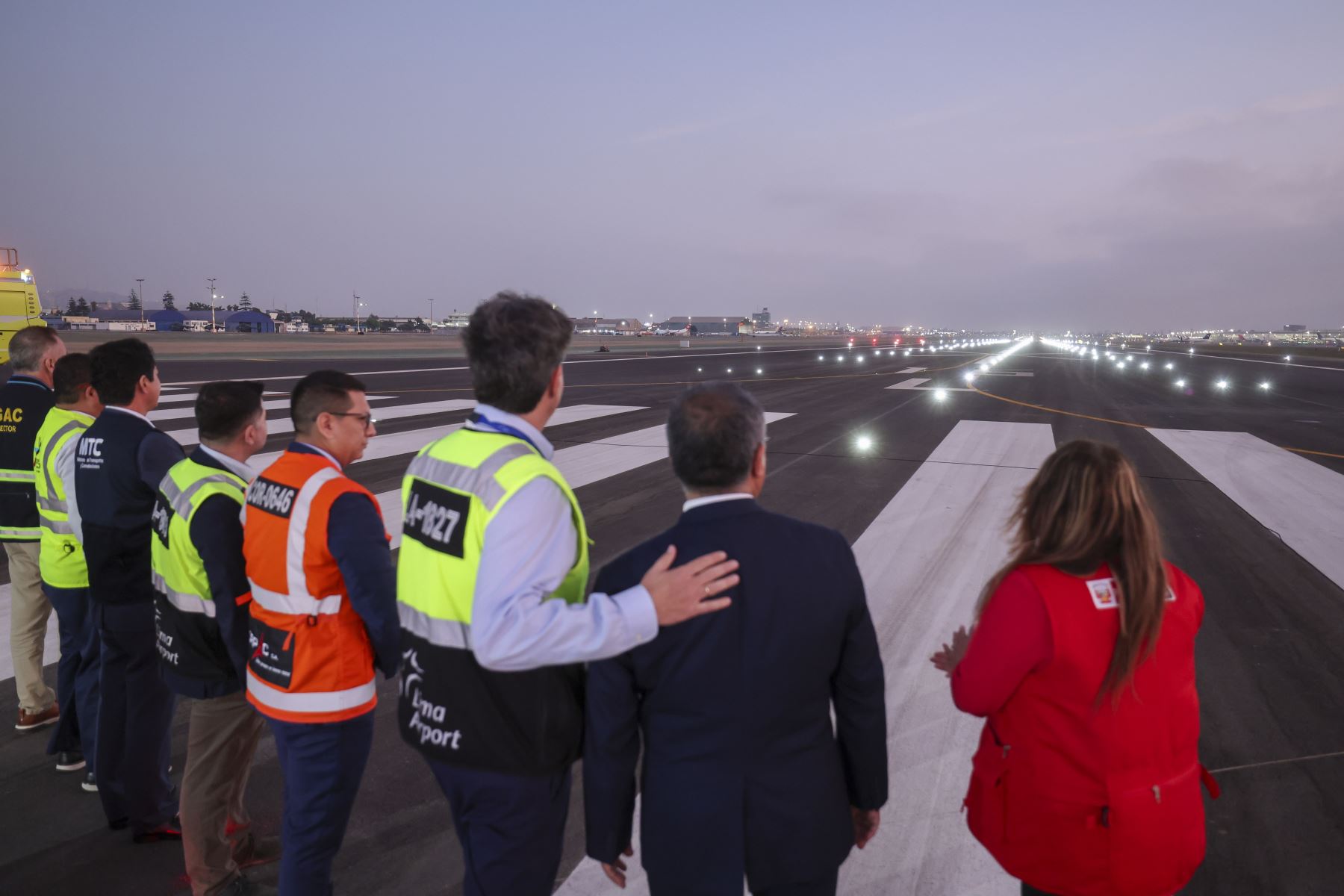 Con el objetivo de fortalecer la seguridad aérea y modernizar la principal infraestructura aeroportuaria del país, el ministro de Transportes y Comunicaciones, Aldo Prieto Barrera, encabezó la puesta en operación de la pista 1 de aterrizaje (16L-34R) y la inauguración del nuevo sistema de luces del Aeropuerto Internacional Jorge Chávez. Foto: MTC/Michael Ramón