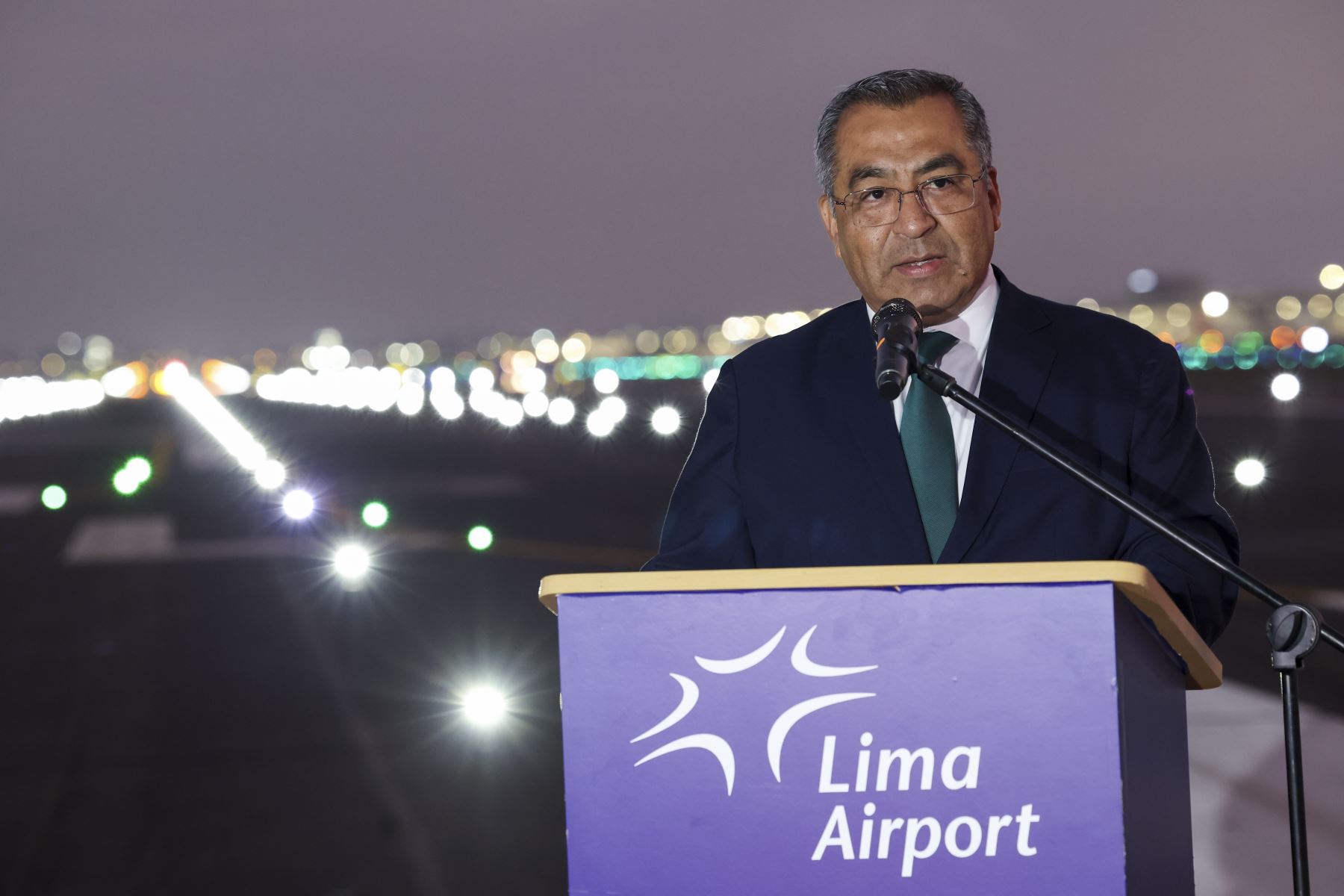 Con el objetivo de fortalecer la seguridad aérea y modernizar la principal infraestructura aeroportuaria del país, el ministro de Transportes y Comunicaciones, Aldo Prieto Barrera, encabezó la puesta en operación de la pista 1 de aterrizaje (16L-34R) y la inauguración del nuevo sistema de luces del Aeropuerto Internacional Jorge Chávez. Foto: MTC/Michael Ramón