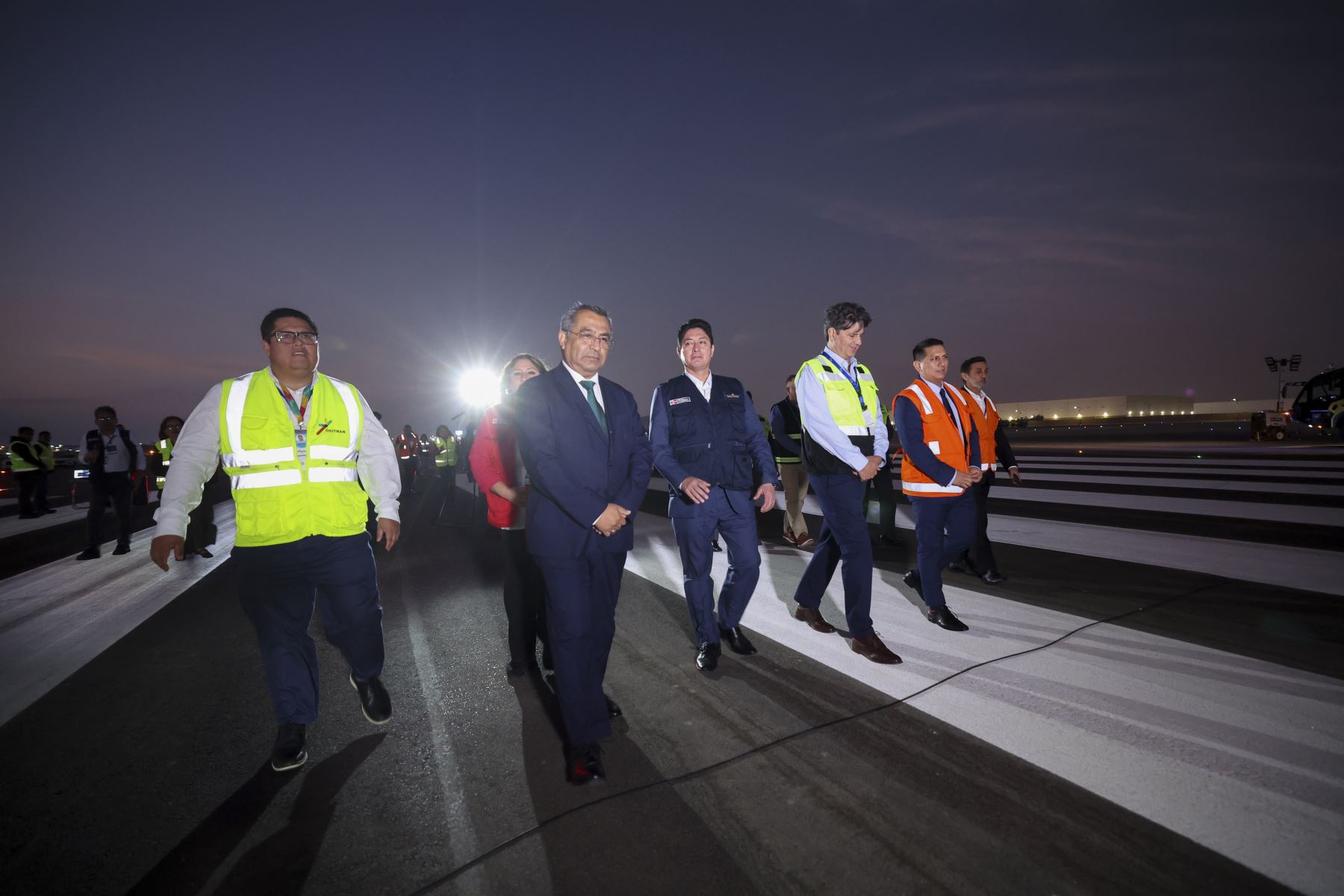 Con el objetivo de fortalecer la seguridad aérea y modernizar la principal infraestructura aeroportuaria del país, el ministro de Transportes y Comunicaciones, Aldo Prieto Barrera, encabezó la puesta en operación de la pista 1 de aterrizaje (16L-34R) y la inauguración del nuevo sistema de luces del Aeropuerto Internacional Jorge Chávez. Foto: MTC/Michael Ramón