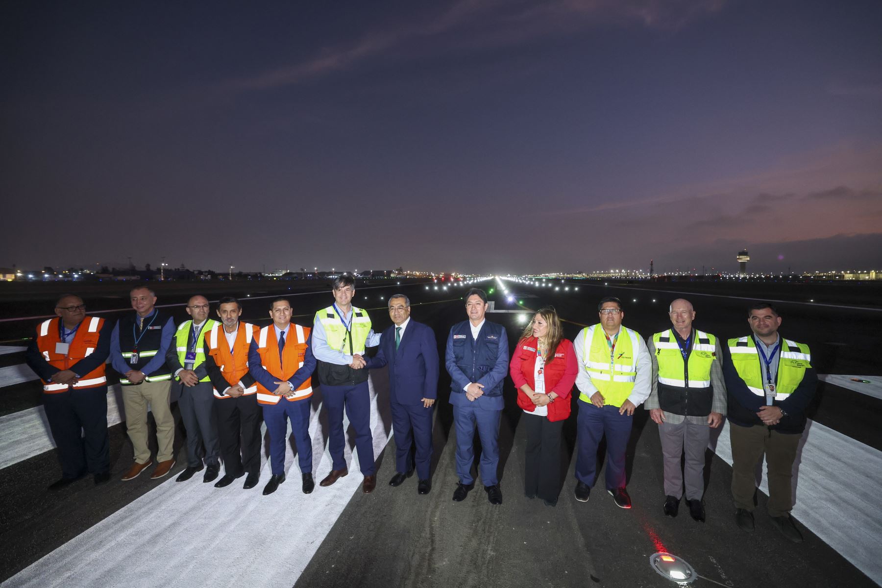 Con el objetivo de fortalecer la seguridad aérea y modernizar la principal infraestructura aeroportuaria del país, el ministro de Transportes y Comunicaciones, Aldo Prieto Barrera, encabezó la puesta en operación de la pista 1 de aterrizaje (16L-34R) y la inauguración del nuevo sistema de luces del Aeropuerto Internacional Jorge Chávez. Foto: MTC/Michael Ramón