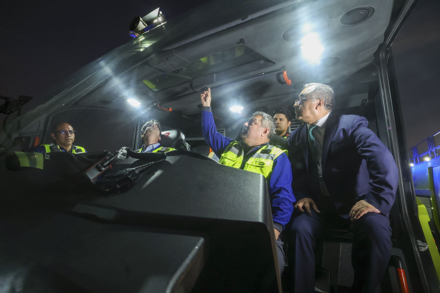 Con el objetivo de fortalecer la seguridad aérea y modernizar la principal infraestructura aeroportuaria del país, el ministro de Transportes y Comunicaciones, Aldo Prieto Barrera, encabezó la puesta en operación de la pista 1 de aterrizaje (16L-34R) y la inauguración del nuevo sistema de luces del Aeropuerto Internacional Jorge Chávez. Foto: MTC/Michael Ramón