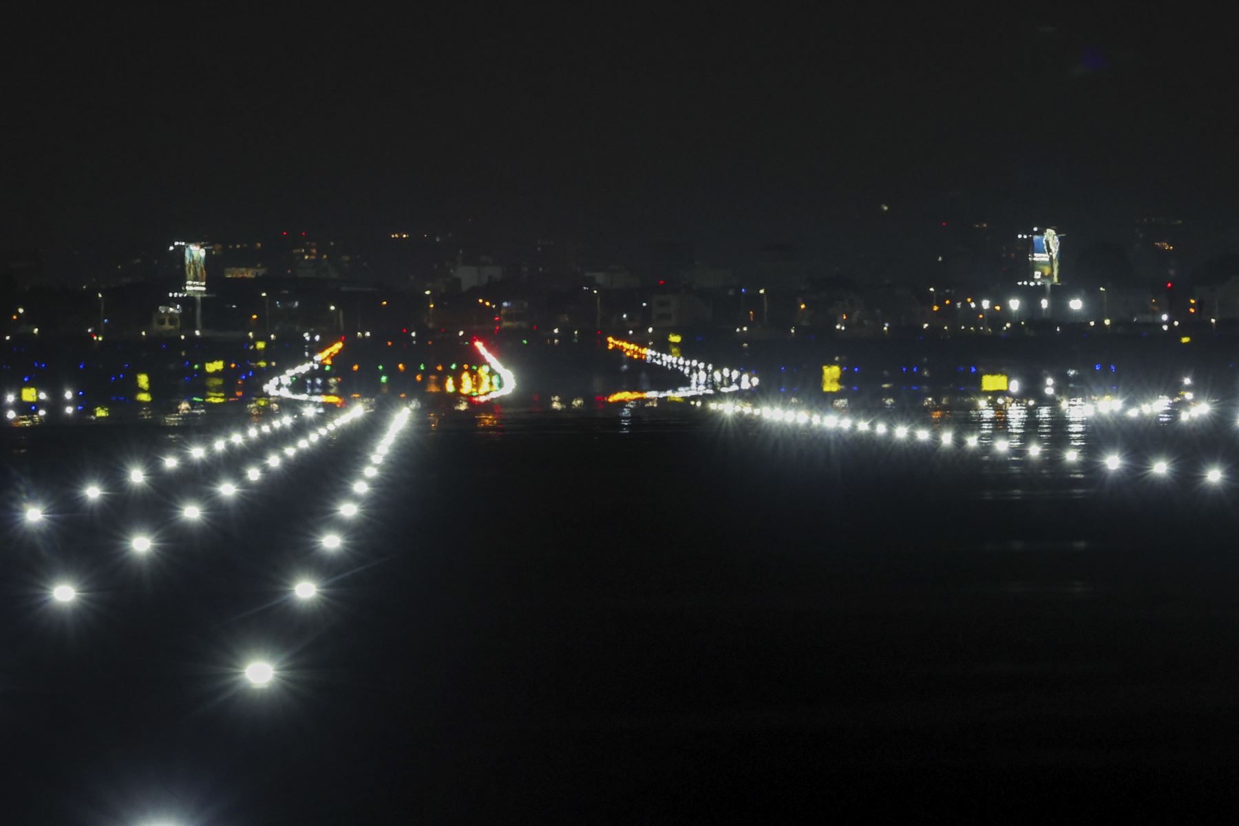 Con el objetivo de fortalecer la seguridad aérea y modernizar la principal infraestructura aeroportuaria del país, el ministro de Transportes y Comunicaciones, Aldo Prieto Barrera, encabezó la puesta en operación de la pista 1 de aterrizaje (16L-34R) y la inauguración del nuevo sistema de luces del Aeropuerto Internacional Jorge Chávez. Foto: MTC/Michael Ramón