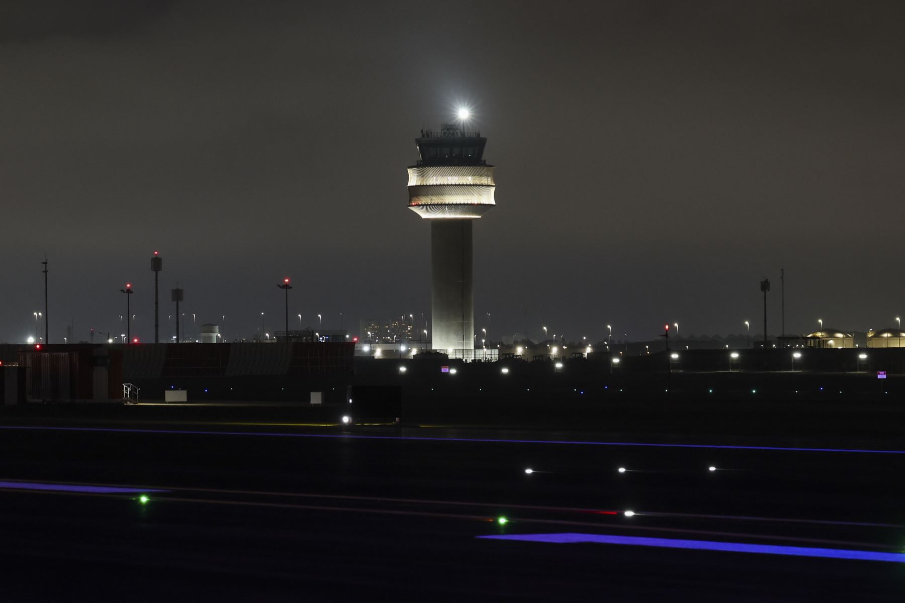 Con el objetivo de fortalecer la seguridad aérea y modernizar la principal infraestructura aeroportuaria del país, el ministro de Transportes y Comunicaciones, Aldo Prieto Barrera, encabezó la puesta en operación de la pista 1 de aterrizaje (16L-34R) y la inauguración del nuevo sistema de luces del Aeropuerto Internacional Jorge Chávez. Foto: MTC/Michael Ramón