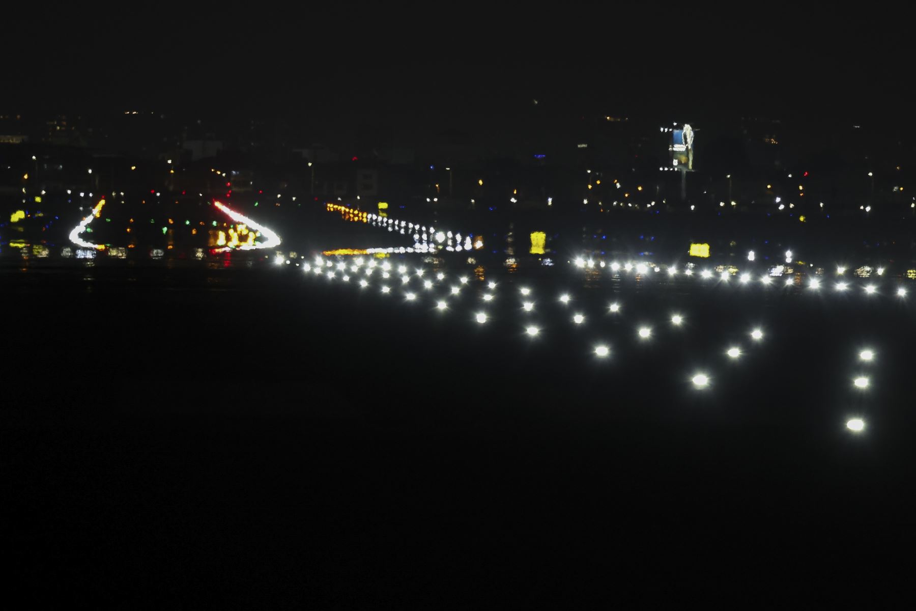 Con el objetivo de fortalecer la seguridad aérea y modernizar la principal infraestructura aeroportuaria del país, el ministro de Transportes y Comunicaciones, Aldo Prieto Barrera, encabezó la puesta en operación de la pista 1 de aterrizaje (16L-34R) y la inauguración del nuevo sistema de luces del Aeropuerto Internacional Jorge Chávez. Foto: MTC/Michael Ramón