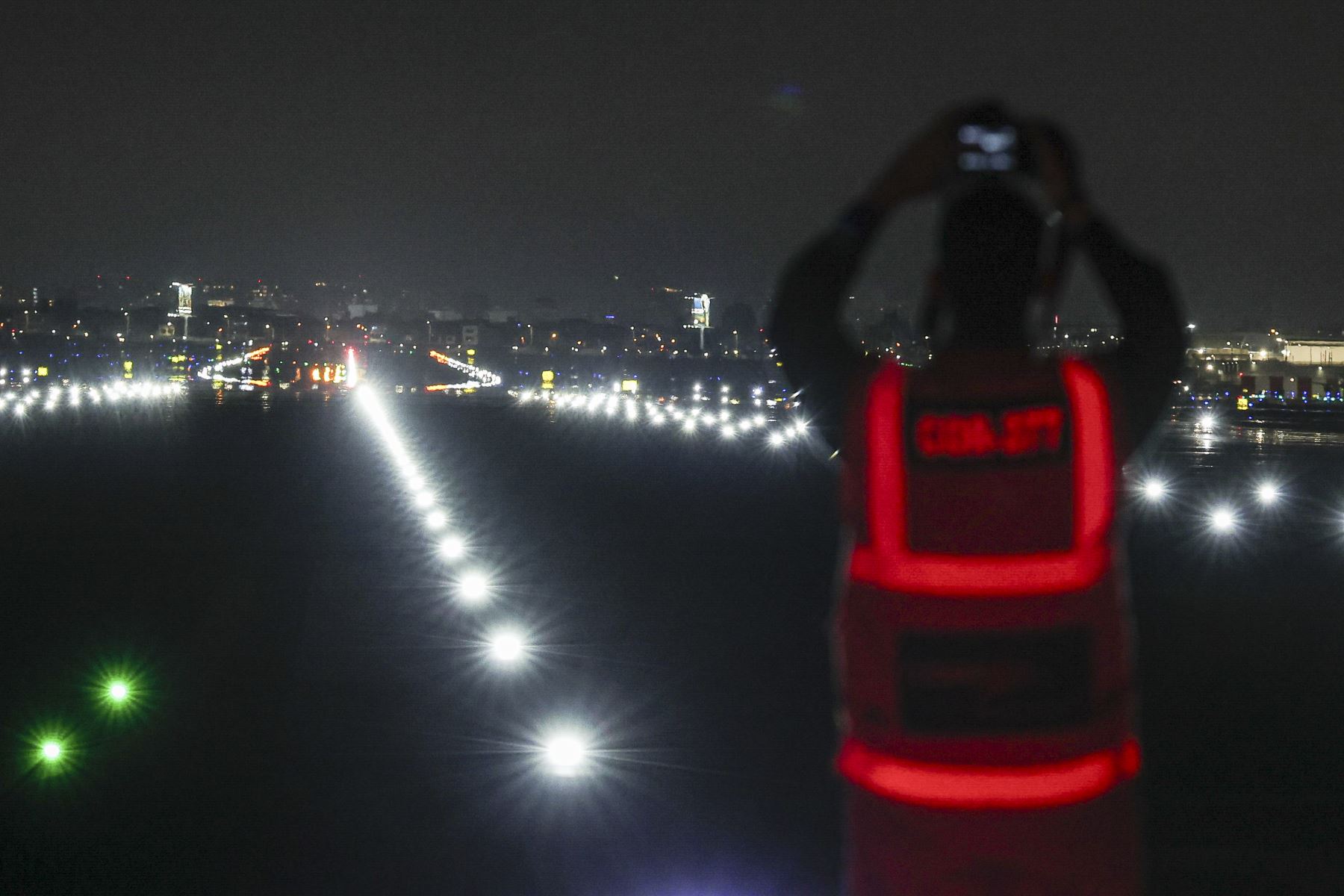 Con el objetivo de fortalecer la seguridad aérea y modernizar la principal infraestructura aeroportuaria del país, el ministro de Transportes y Comunicaciones, Aldo Prieto Barrera, encabezó la puesta en operación de la pista 1 de aterrizaje (16L-34R) y la inauguración del nuevo sistema de luces del Aeropuerto Internacional Jorge Chávez. Foto: MTC/Michael Ramón