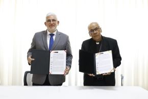 El convenio fue firmado por el ministro de Cultura, Alfredo Luna, y el presidente de la Conferencia Episcopal Peruana y obispo de la Diócesis de Lurín, monseñor Carlos García. Foto: Mincul