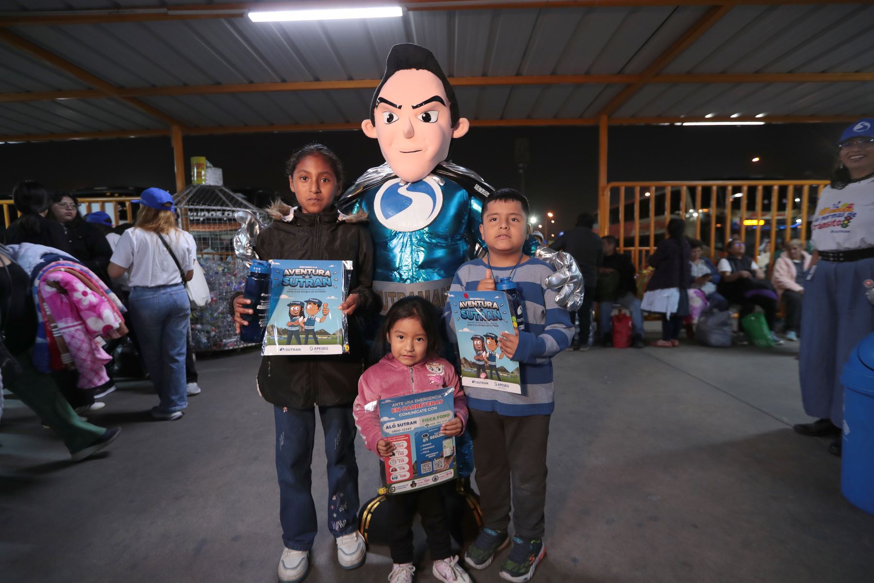 La campaña tiene mensajes como “La prevención salva vidas” para pasajeros y conductores.
Foto:ANDINA/Verónica Calderón Zúñiga