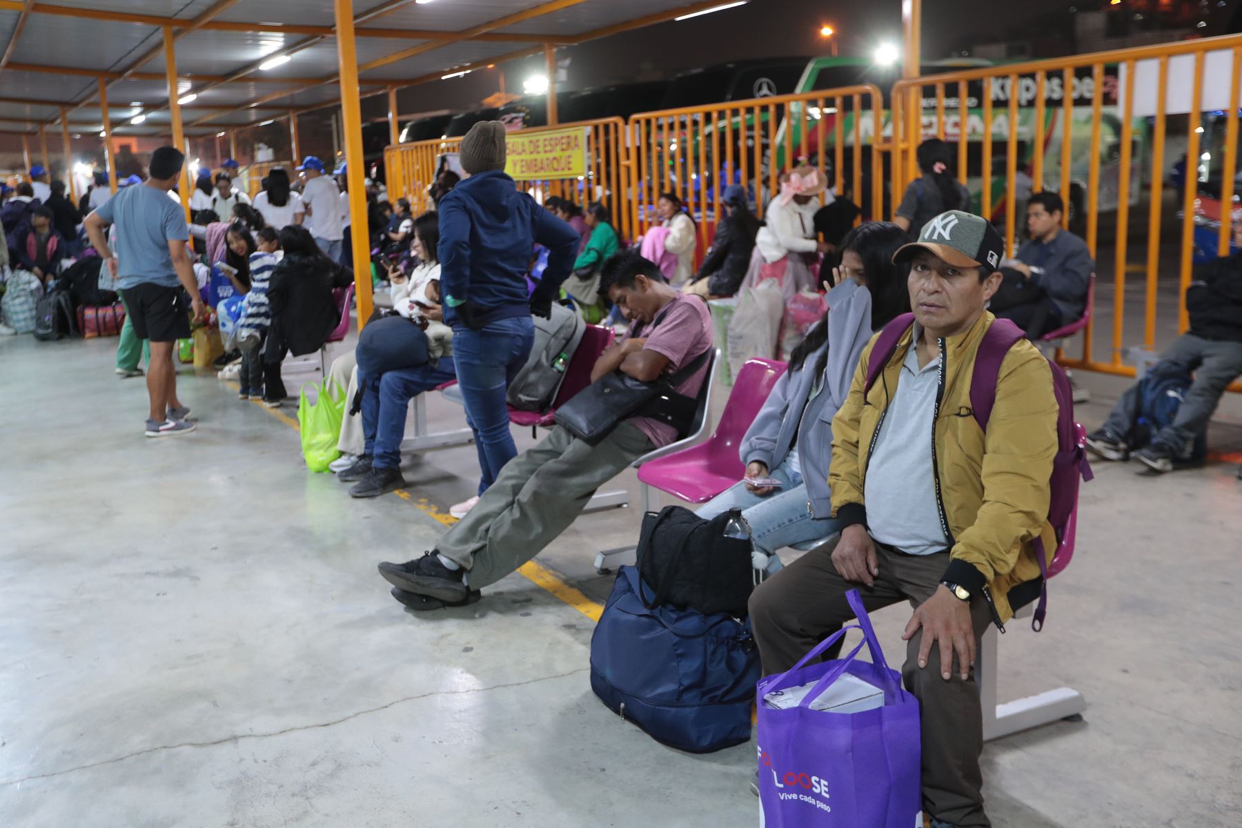 El terminal terrestre Yerbateros, ubicada en la avenida Nicolas Ayllón, es uno de los principales puntos de salida hacia la sierra y la selva central del país.
Foto:ANDINA/Verónica Calderón Zúñiga.