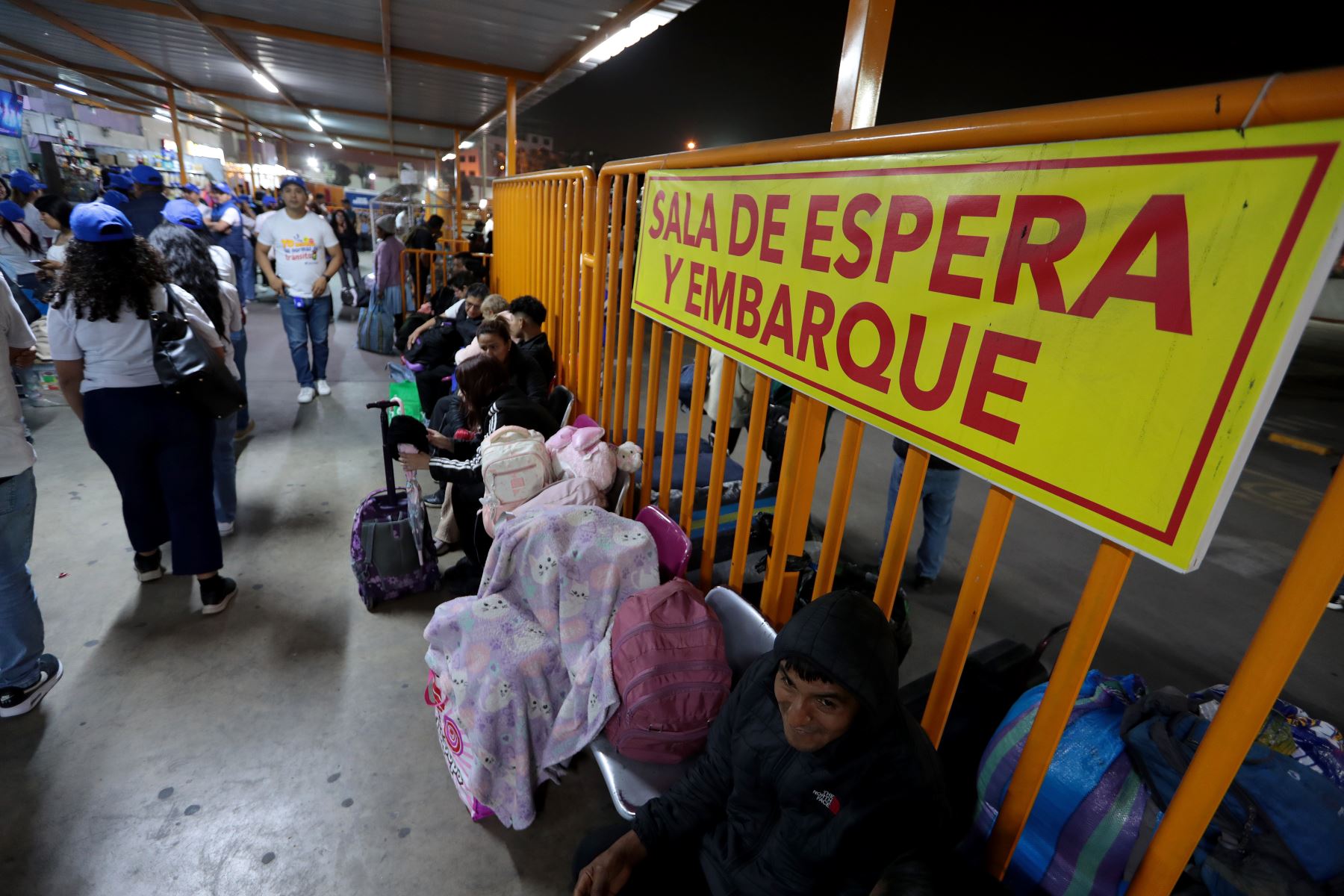 Durante las fiestas navideñas  el terminal terrestre de Yerbateros se llena de pasajeros quienes viajan al interior del país para reunirse con sus familias.
Foto:ANDINA/Verónica Calderón Zúñiga.