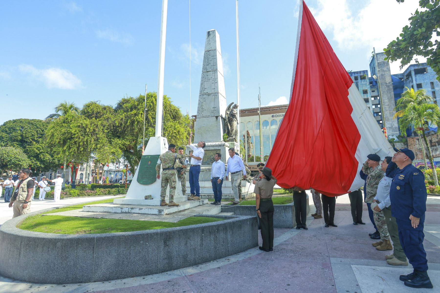 El presidente de la república, José Jerí, lideró el izamiento del pabellón nacional en la plaza de Armas de Iquitos, reafirmando el compromiso del Gobierno con la identidad nacional y la descentralización. La ceremonia contó con la participación de ministros de Estado y autoridades de la región. Foto: Presidencia