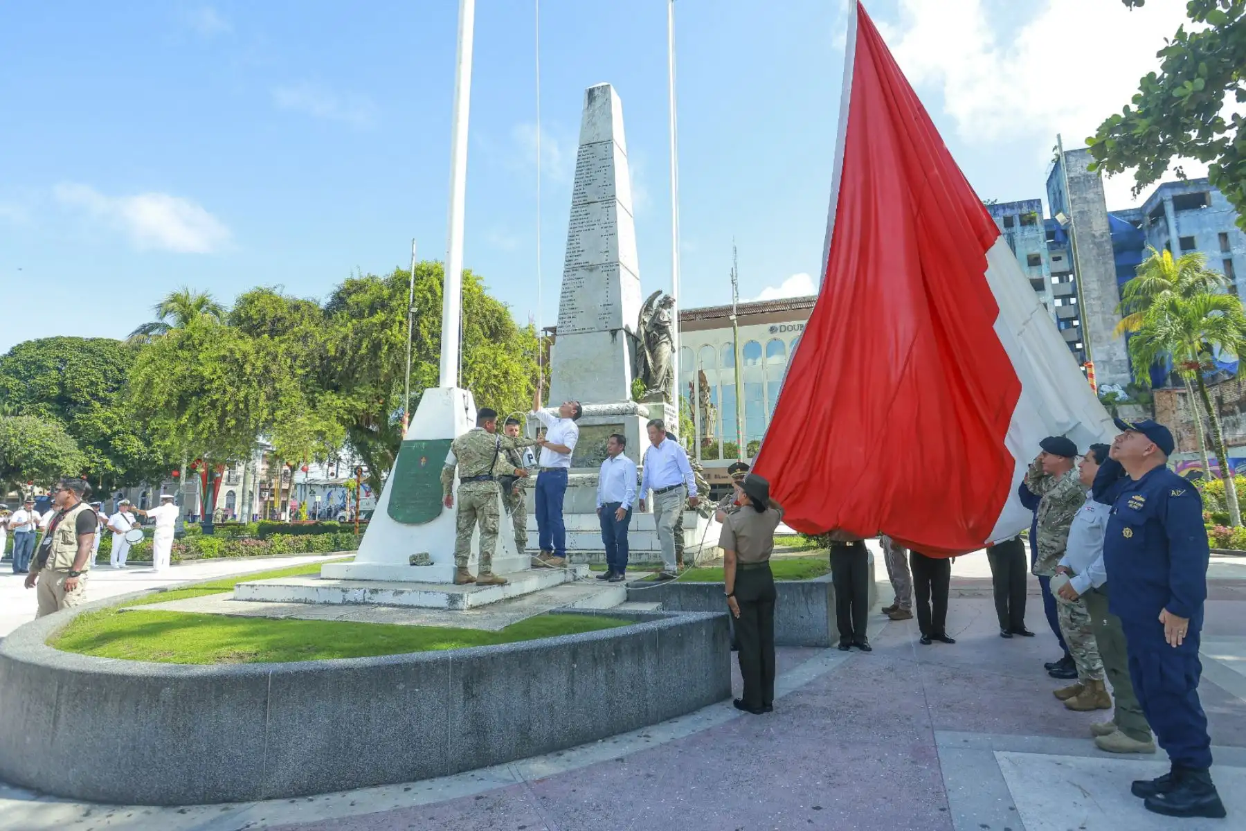 El presidente de la república, José Jerí, lideró el izamiento del pabellón nacional en la plaza de Armas de Iquitos, reafirmando el compromiso del Gobierno con la identidad nacional y la descentralización. La ceremonia contó con la participación de ministros de Estado y autoridades de la región. Foto: Presidencia