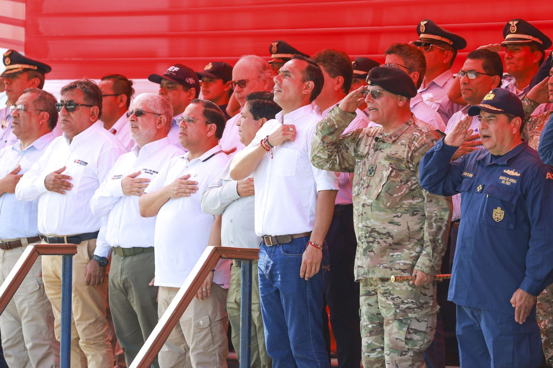 El presidente de la república, José Jerí, lideró el izamiento del pabellón nacional en la plaza de Armas de Iquitos, reafirmando el compromiso del Gobierno con la identidad nacional y la descentralización. La ceremonia contó con la participación de ministros de Estado y autoridades de la región. Foto: Presidencia