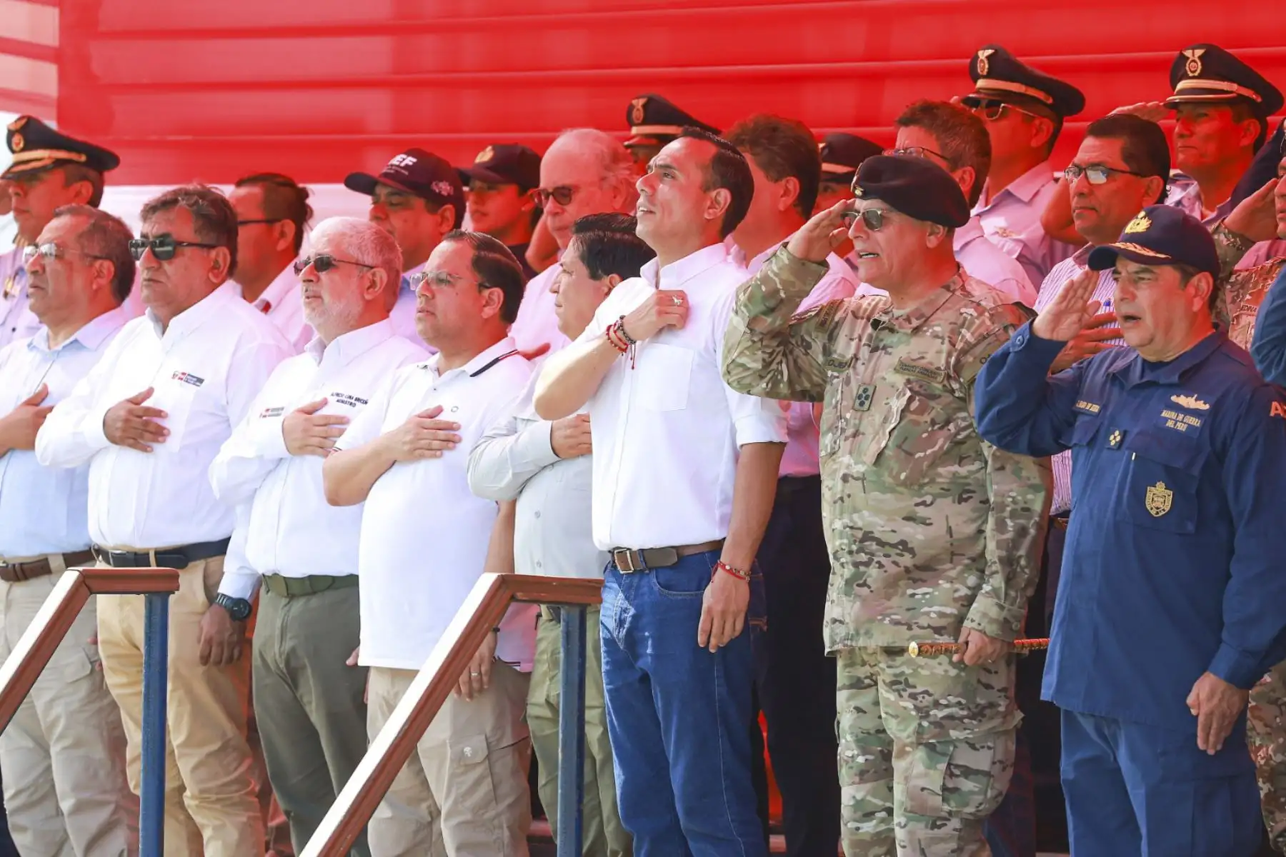 El presidente de la república, José Jerí, lideró el izamiento del pabellón nacional en la plaza de Armas de Iquitos, reafirmando el compromiso del Gobierno con la identidad nacional y la descentralización. La ceremonia contó con la participación de ministros de Estado y autoridades de la región. Foto: Presidencia