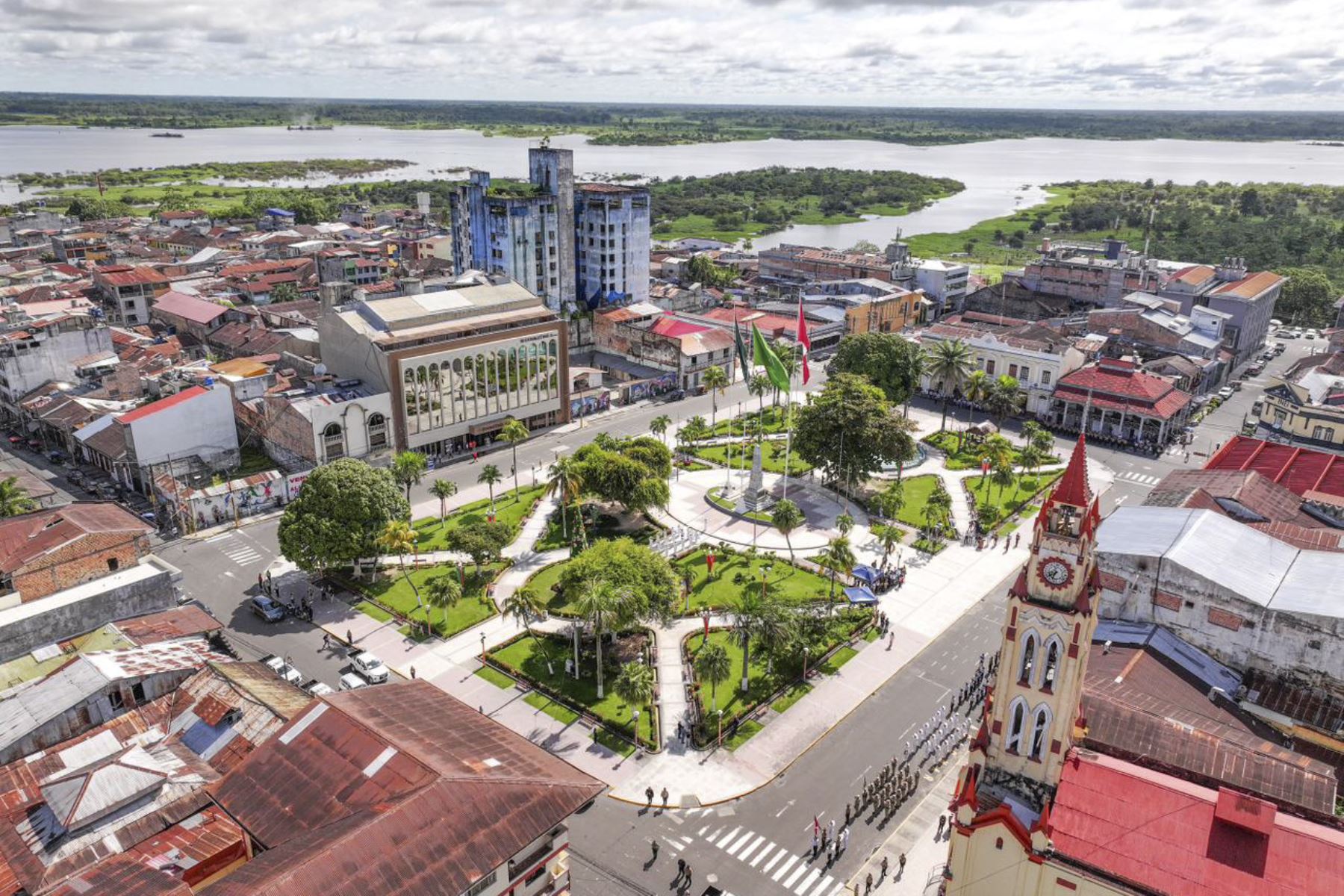El presidente de la república, José Jerí, lideró el izamiento del pabellón nacional en la plaza de Armas de Iquitos, reafirmando el compromiso del Gobierno con la identidad nacional y la descentralización. La ceremonia contó con la participación de ministros de Estado y autoridades de la región. Foto: Presidencia