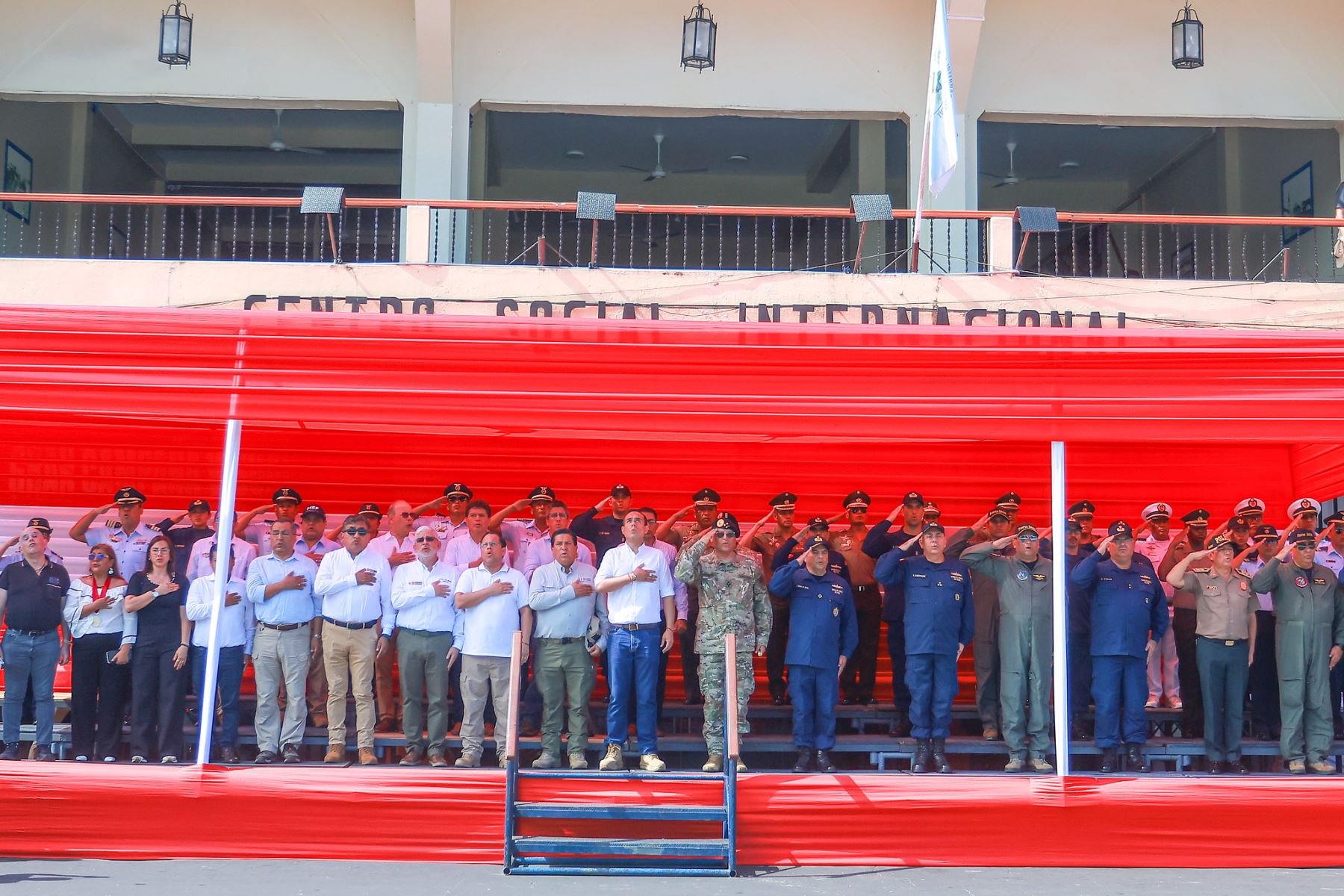 El presidente de la república, José Jerí, lideró el izamiento del pabellón nacional en la plaza de Armas de Iquitos, reafirmando el compromiso del Gobierno con la identidad nacional y la descentralización. La ceremonia contó con la participación de ministros de Estado y autoridades de la región. Foto: Presidencia