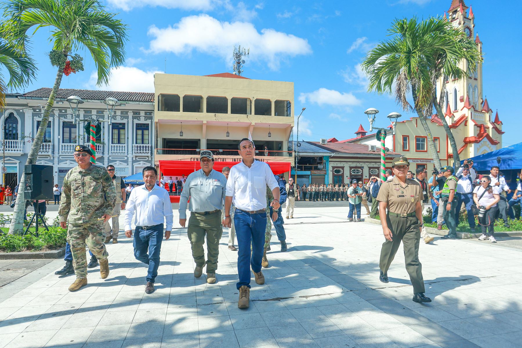 El presidente de la república, José Jerí, lideró el izamiento del pabellón nacional en la plaza de Armas de Iquitos, reafirmando el compromiso del Gobierno con la identidad nacional y la descentralización. La ceremonia contó con la participación de ministros de Estado y autoridades de la región. Foto: Presidencia
