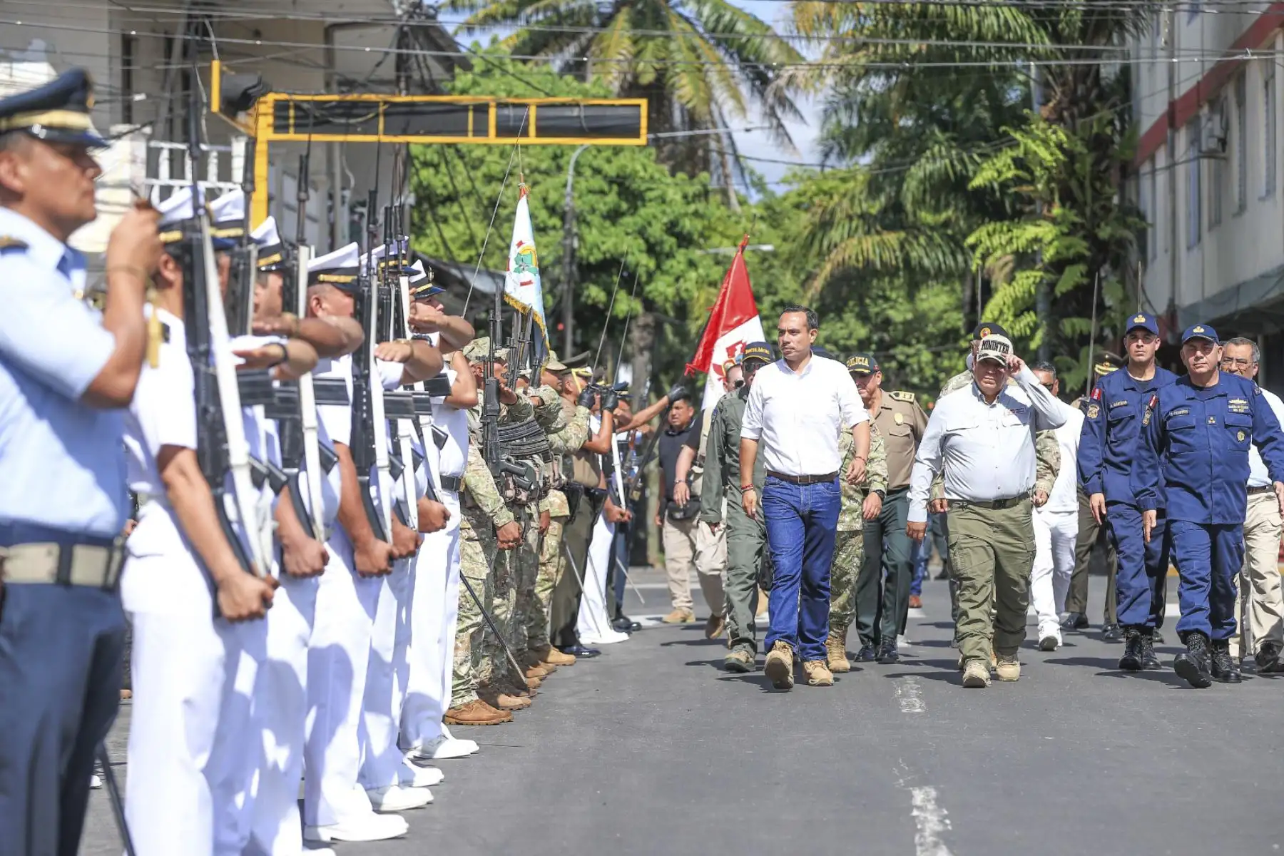 El presidente de la república, José Jerí, lideró el izamiento del pabellón nacional en la plaza de Armas de Iquitos, reafirmando el compromiso del Gobierno con la identidad nacional y la descentralización. La ceremonia contó con la participación de ministros de Estado y autoridades de la región. Foto: Presidencia