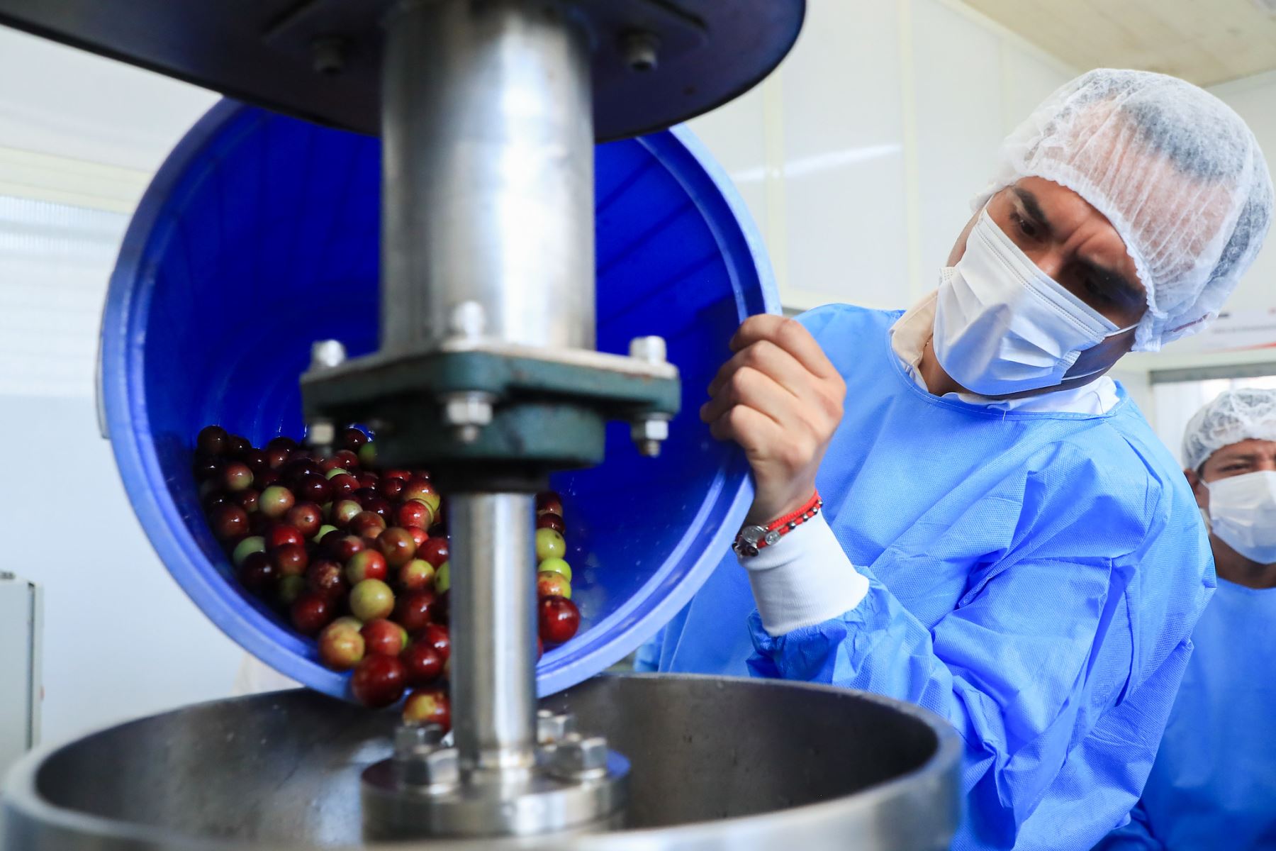 El presidente de la república, José Jerí, recorrió el CITE Productivo Maynas, donde especialistas promueven la transferencia tecnológica y competitividad de las Mipymes y unidades productivas en sectores como agroindustria, pesca y acuicultura, enfocado en el desarrollo de productos de la Amazonía peruana. Foto: Presidencia