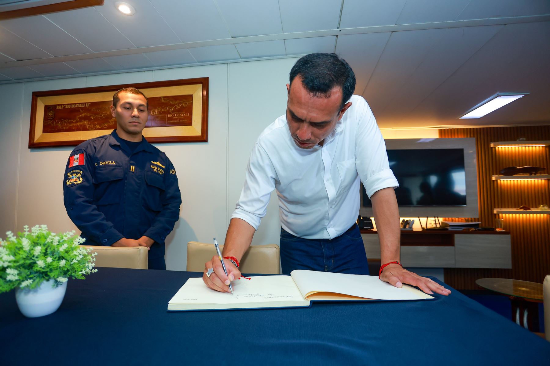 El presidente José Jerí recorrió las instalaciones de los Servicios Industriales de la Marina (SIMA) - Iquitos, donde se efectúa el mantenimiento, modernización y construcción de las unidades que prestan servicios a la patria, como la embarcación fluvial PIAS Ucayali II. Foto: Presidencia
