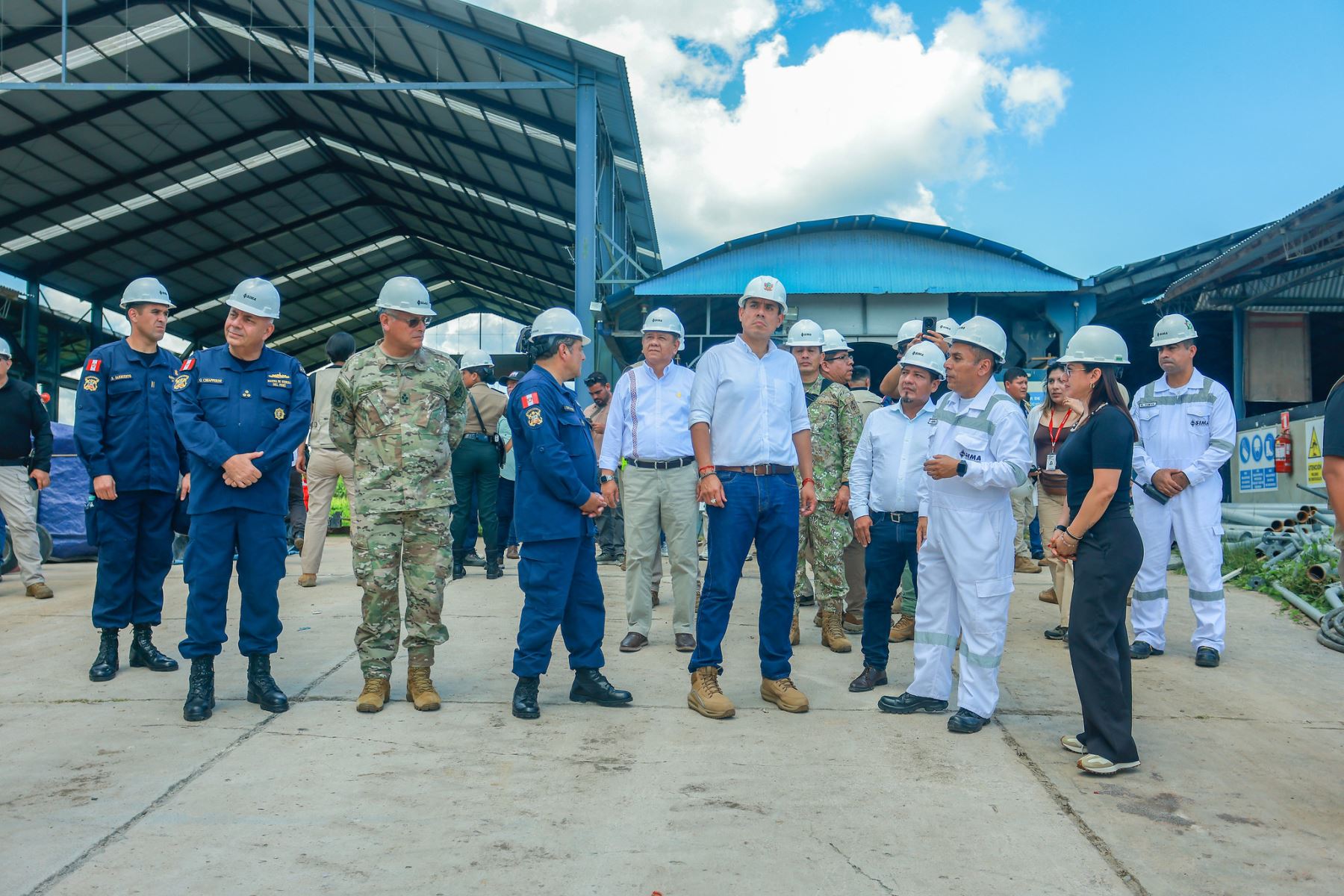 El presidente José Jerí recorrió las instalaciones de los Servicios Industriales de la Marina (SIMA) - Iquitos, donde se efectúa el mantenimiento, modernización y construcción de las unidades que prestan servicios a la patria, como la embarcación fluvial PIAS Ucayali II. Foto: Presidencia