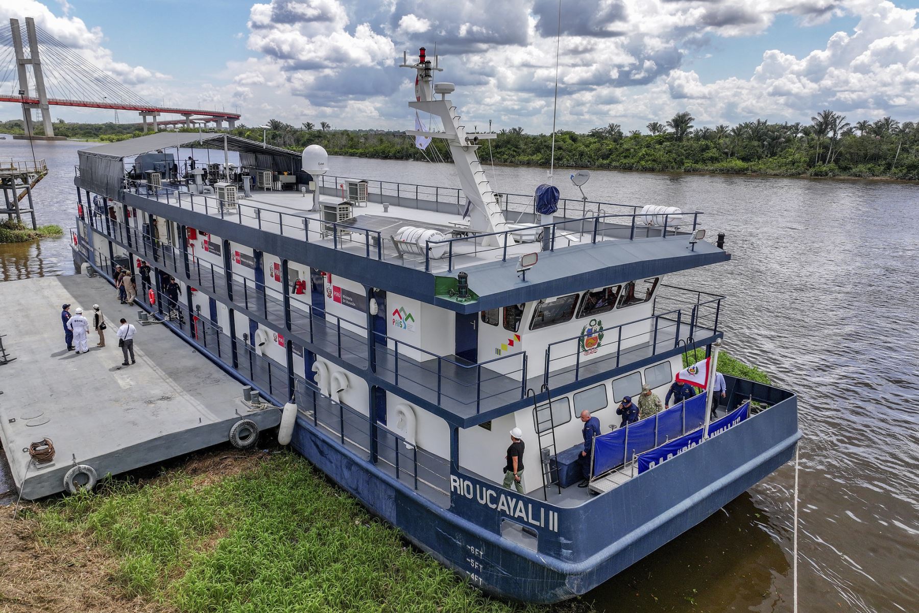 El presidente José Jerí recorrió las instalaciones de los Servicios Industriales de la Marina (SIMA) - Iquitos, donde se efectúa el mantenimiento, modernización y construcción de las unidades que prestan servicios a la patria, como la embarcación fluvial PIAS Ucayali II. Foto: Presidencia