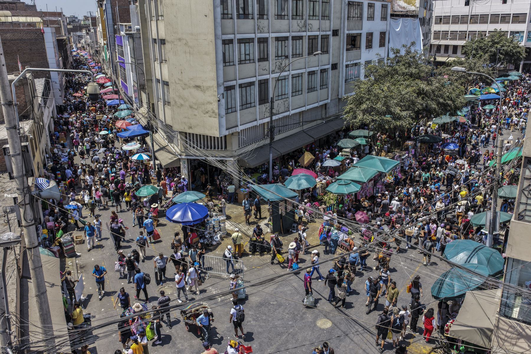 Cieza resaltó que la principal fortaleza del emporio es la variedad y los precios accesibles. Incluso, señaló que con 300 soles una persona puede iniciar un pequeño negocio gracias a las ofertas disponibles. Foto: ANDINA/Jhonel Rodríguez Robles