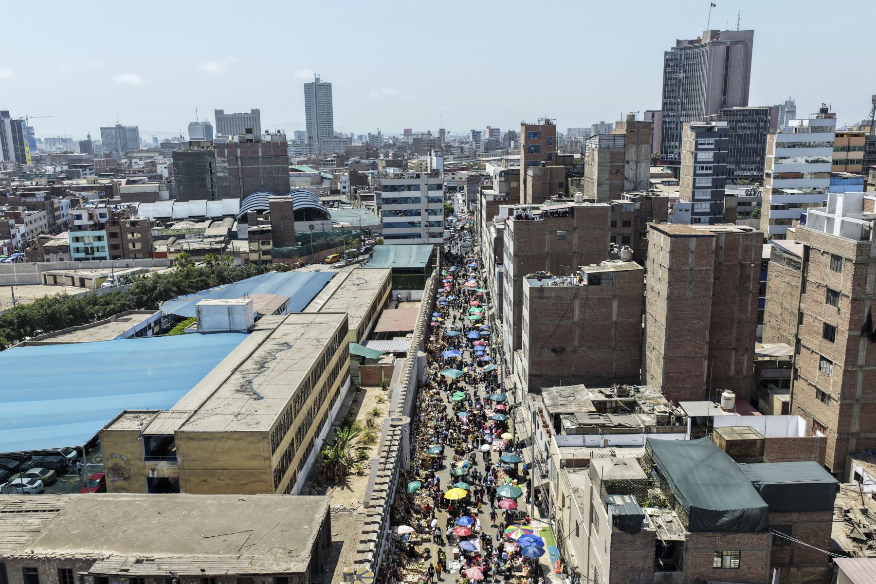 Actualmente, Mesa Redonda cuenta con unos 20.000 negocios formales con licencia. Durante esta temporada, la mayoría se enfoca en productos navideños, aunque también se ofrecen artículos para el hogar. Foto: ANDINA/Jhonel Rodríguez Robles