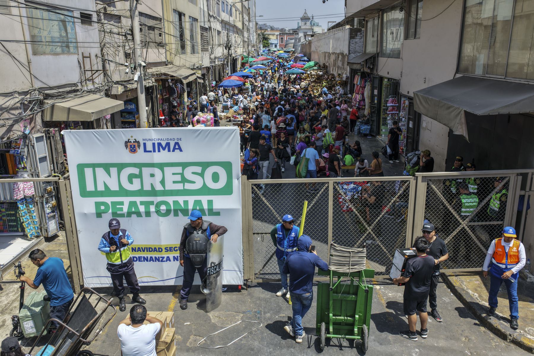 Así lo señaló Alberto Cieza, presidente de la Asociación Megacentro de Mesa Redonda, quien destacó que las ventas muestran una mejora frente a meses anteriores. “Se está vendiendo más y se observa un crecimiento en esta campaña”, declaró a la Agencia Andina. Foto: ANDINA/Jhonel Rodríguez Robles