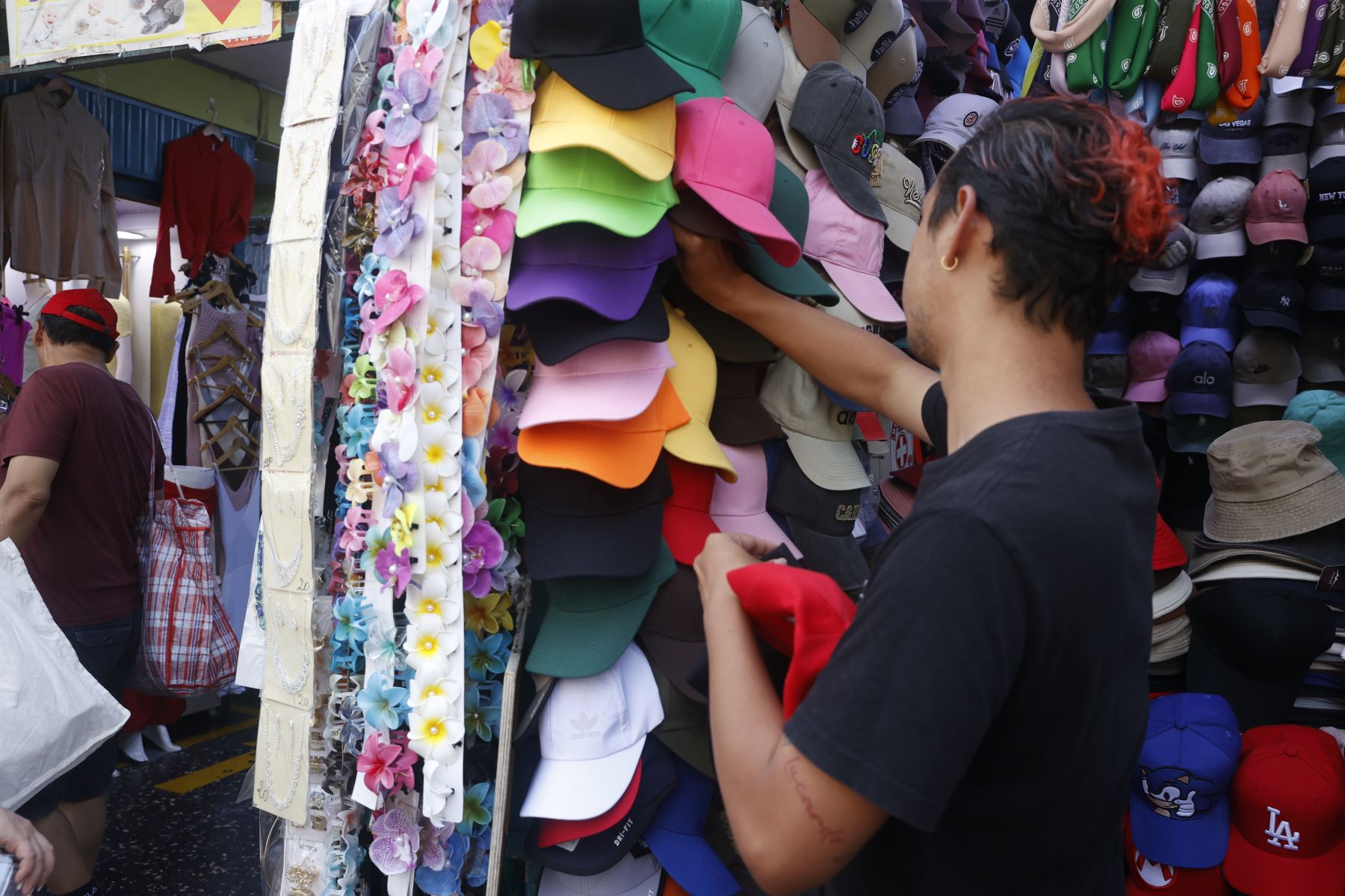 Cientos de ciudadanos limeños acuden al Centro Comercial Gamarra a realizar sus compras  en vísperas a las fiestas de Navidad 2025. 
Foto: ANDINA/Vidal Tarqui