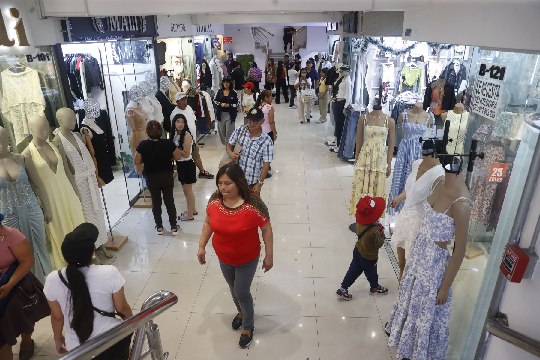 Cientos de ciudadanos limeños acuden al Centro Comercial Gamarra a realizar sus compras  en vísperas a las fiestas de Navidad 2025. 
Foto: ANDINA/Vidal Tarqui