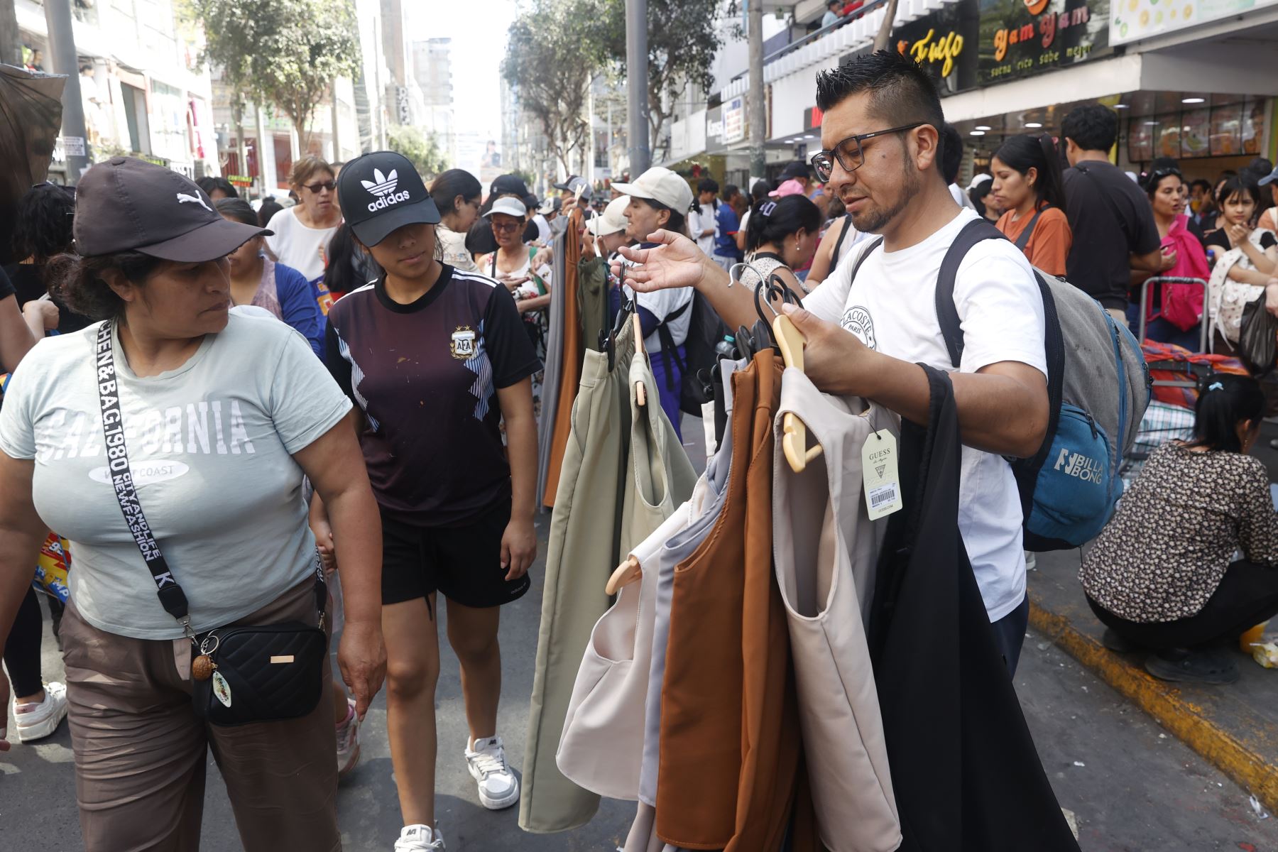 Cientos de ciudadanos limeños acuden al Centro Comercial Gamarra a realizar sus compras  en vísperas a las fiestas de Navidad 2025. 
Foto: ANDINA/Vidal Tarqui
