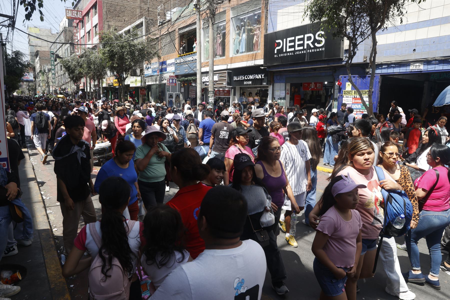 Cientos de ciudadanos limeños acuden al Centro Comercial Gamarra a realizar sus compras  en vísperas a las fiestas de Navidad 2025. 
Foto: ANDINA/Vidal Tarqui